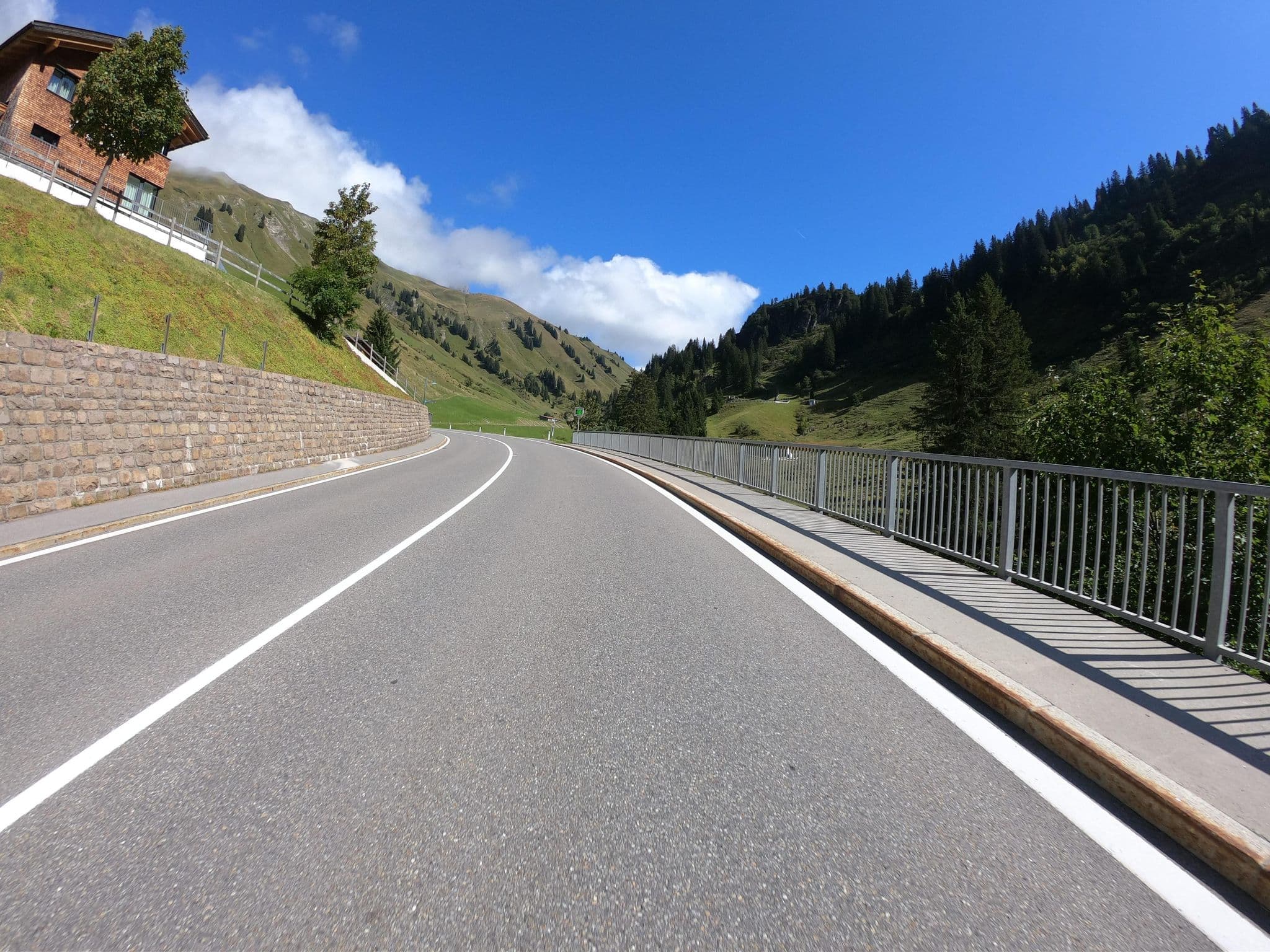 Street view near Schwarzmanns Ferienwohnungen Schröcken, Arlberg, Lech — © joostjakob (CC BY-SA · Mapillary)