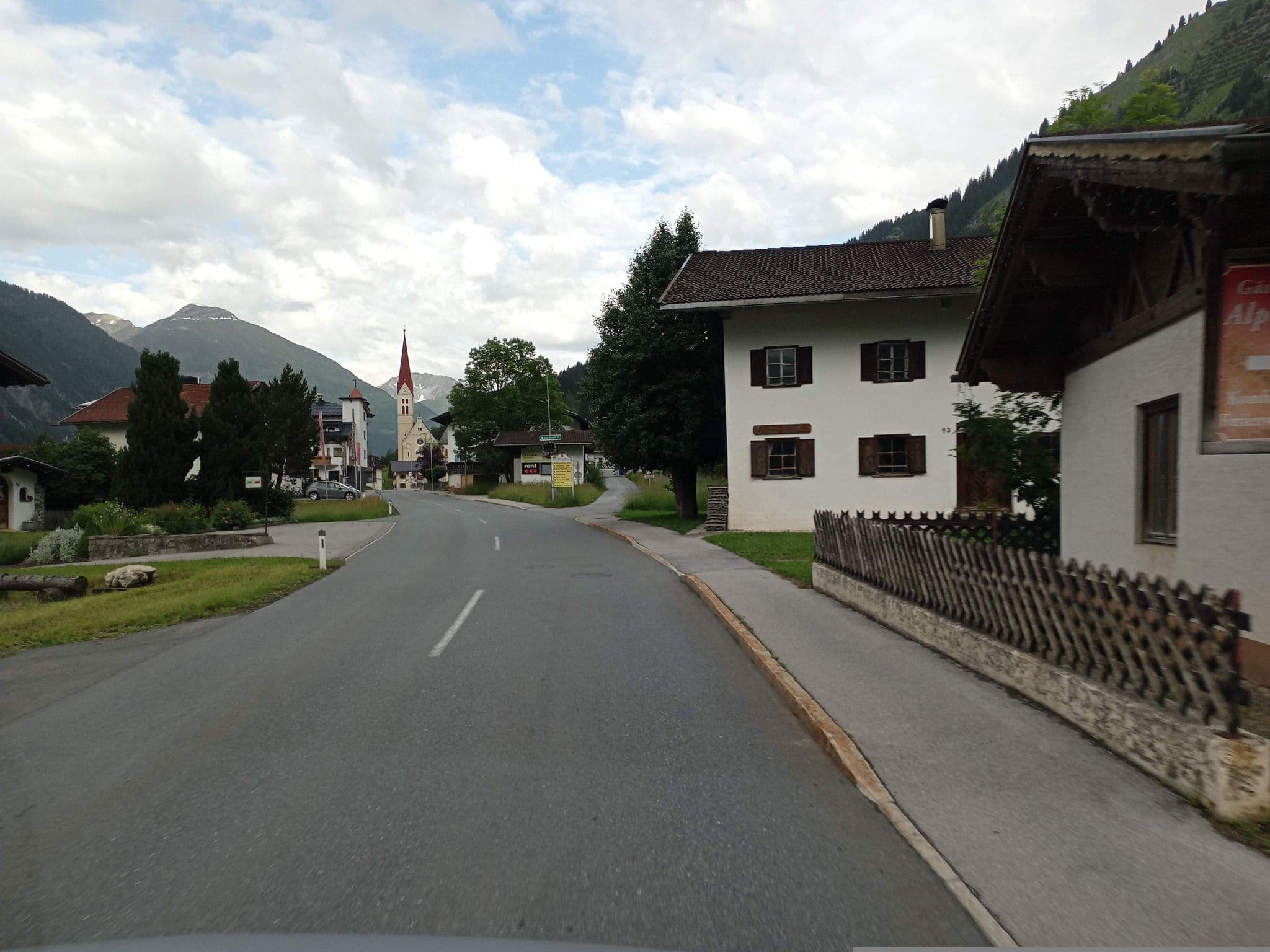 Street view near Fremdenheim Alpenruh, Pettneu — © atze02 (CC BY-SA · Mapillary)