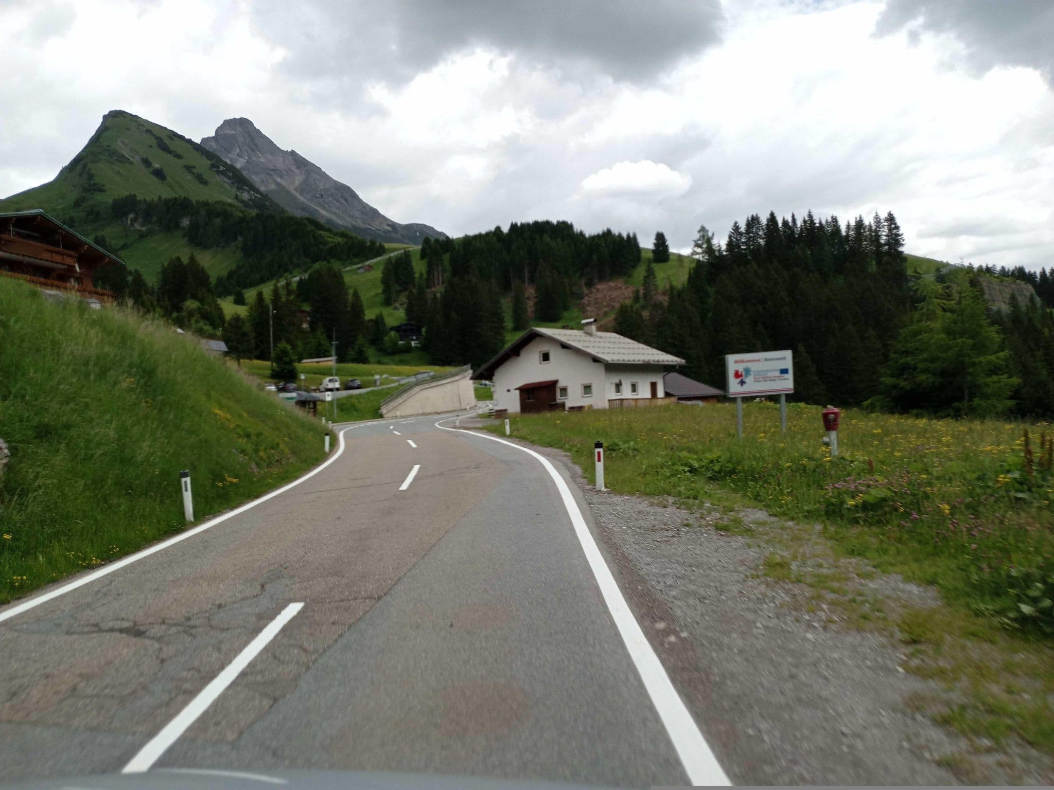 Street view near Gästehaus Hanni Fam. Ulsess, Lech — © atze02 (CC BY-SA · Mapillary)