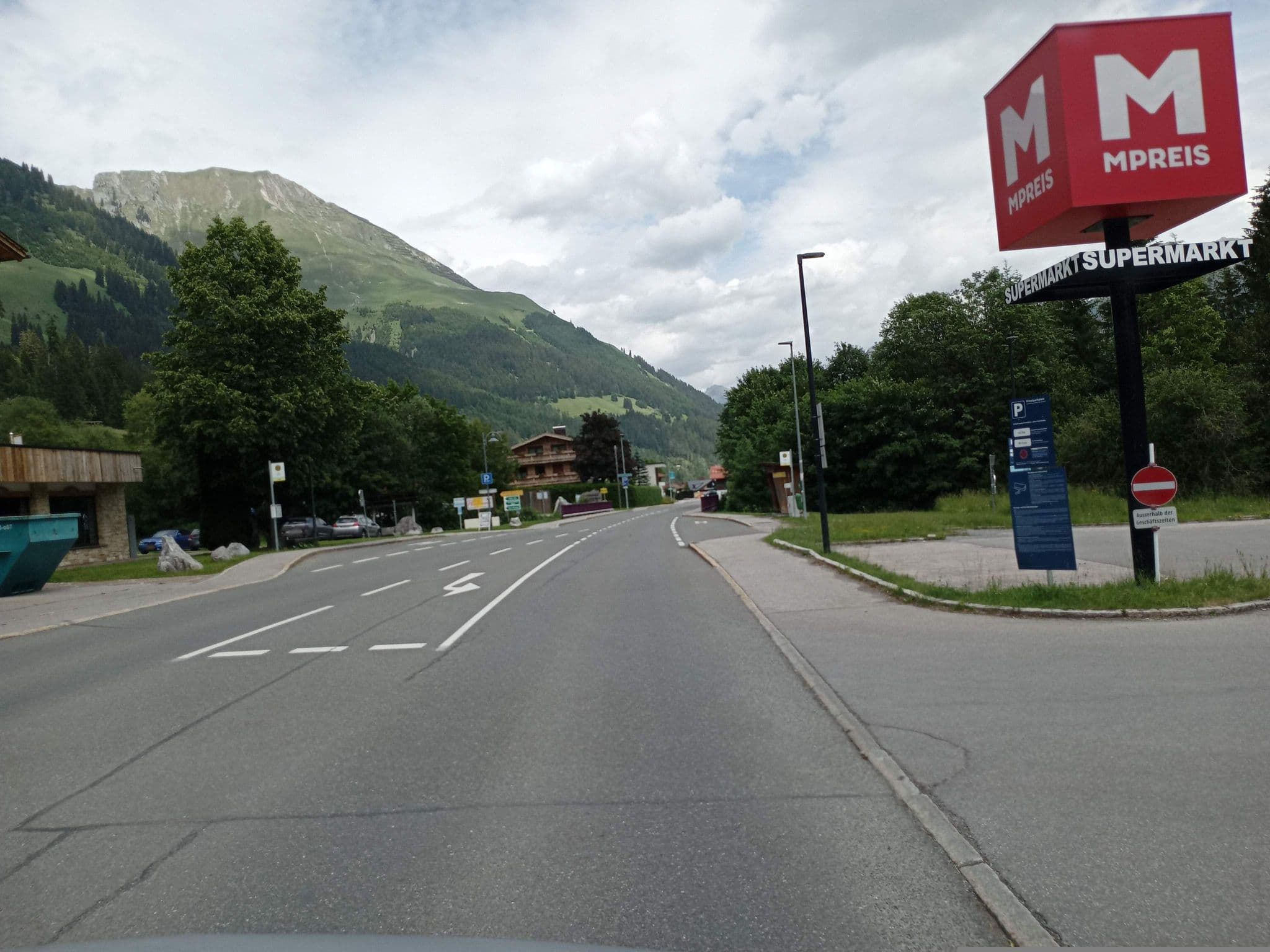 Street view near Hotel Alpenrose, Pettneu — © atze02 (CC BY-SA · Mapillary)
