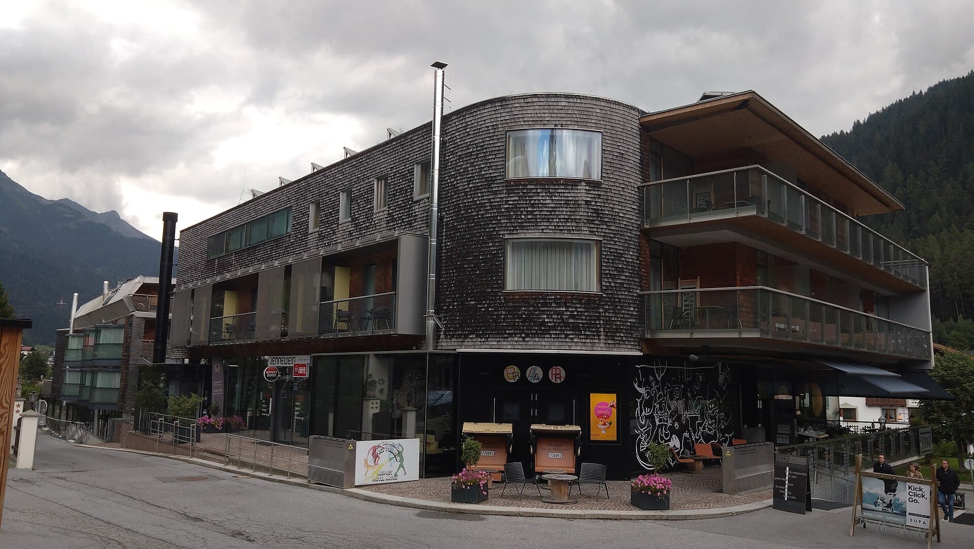 Anton Aparthotel (via Wikimedia Commons, CC BY-SA 4.0)