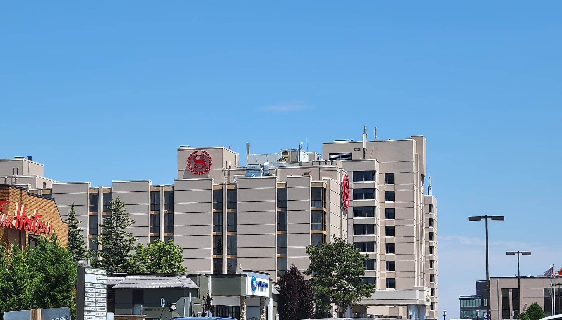 Sheraton Parkway Toronto North (via Wikimedia Commons, CC BY-SA 4.0)
