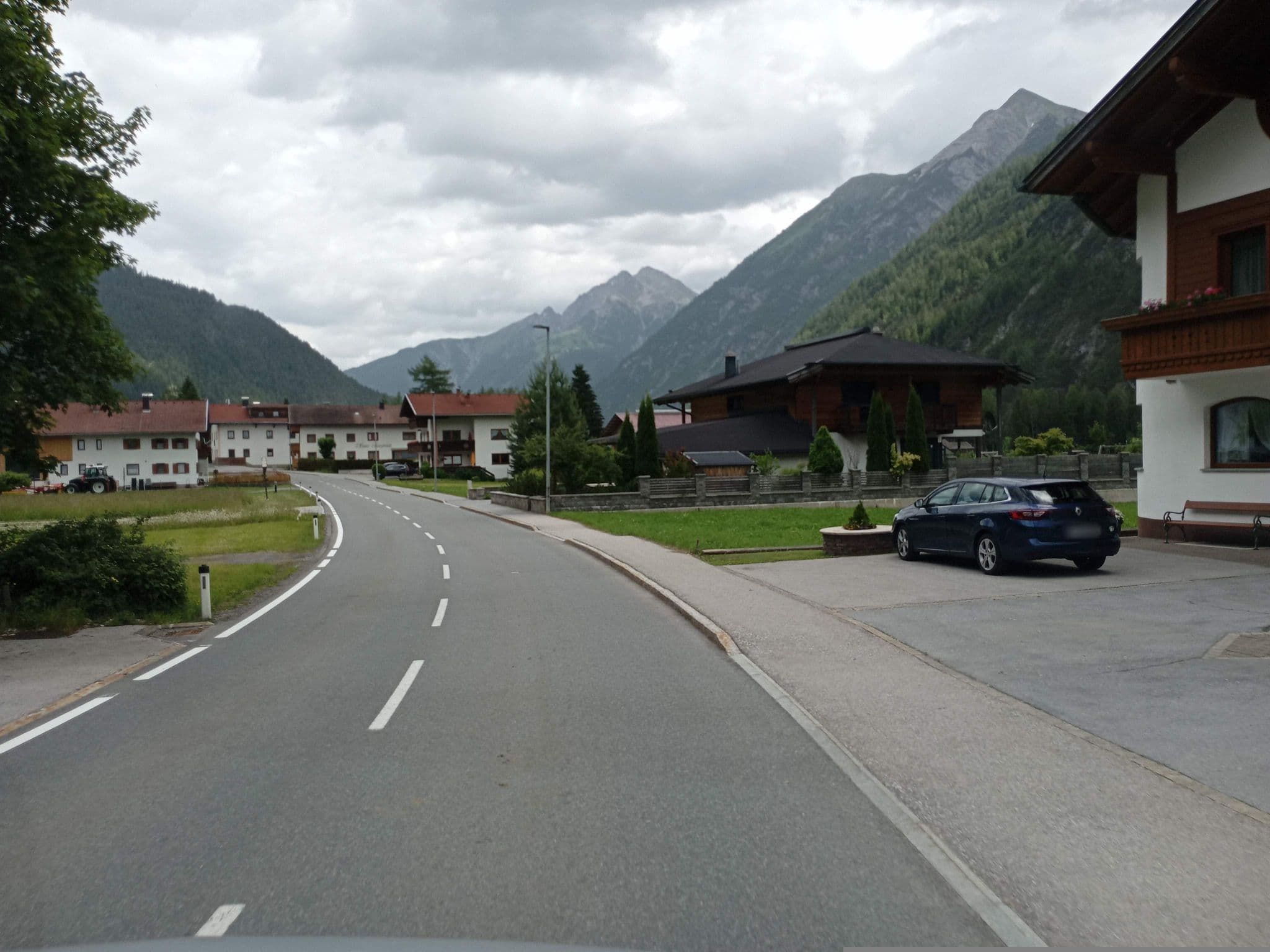 Street view near Ferienwohnungen Strobl, Pettneu — © atze02 (CC BY-SA · Mapillary)