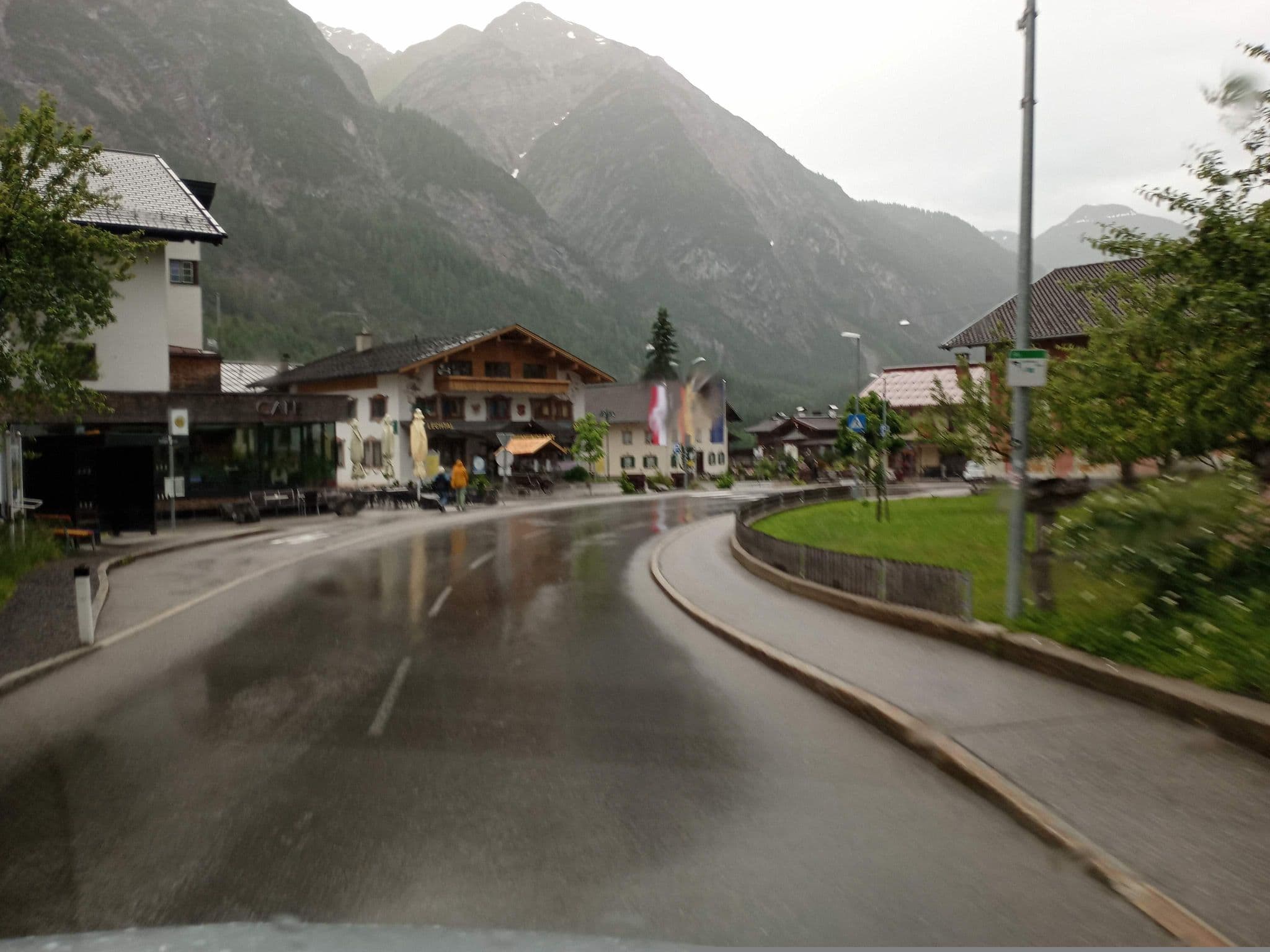 Street view near Gasthof z Bären, Pettneu — © atze02 (CC BY-SA · Mapillary)