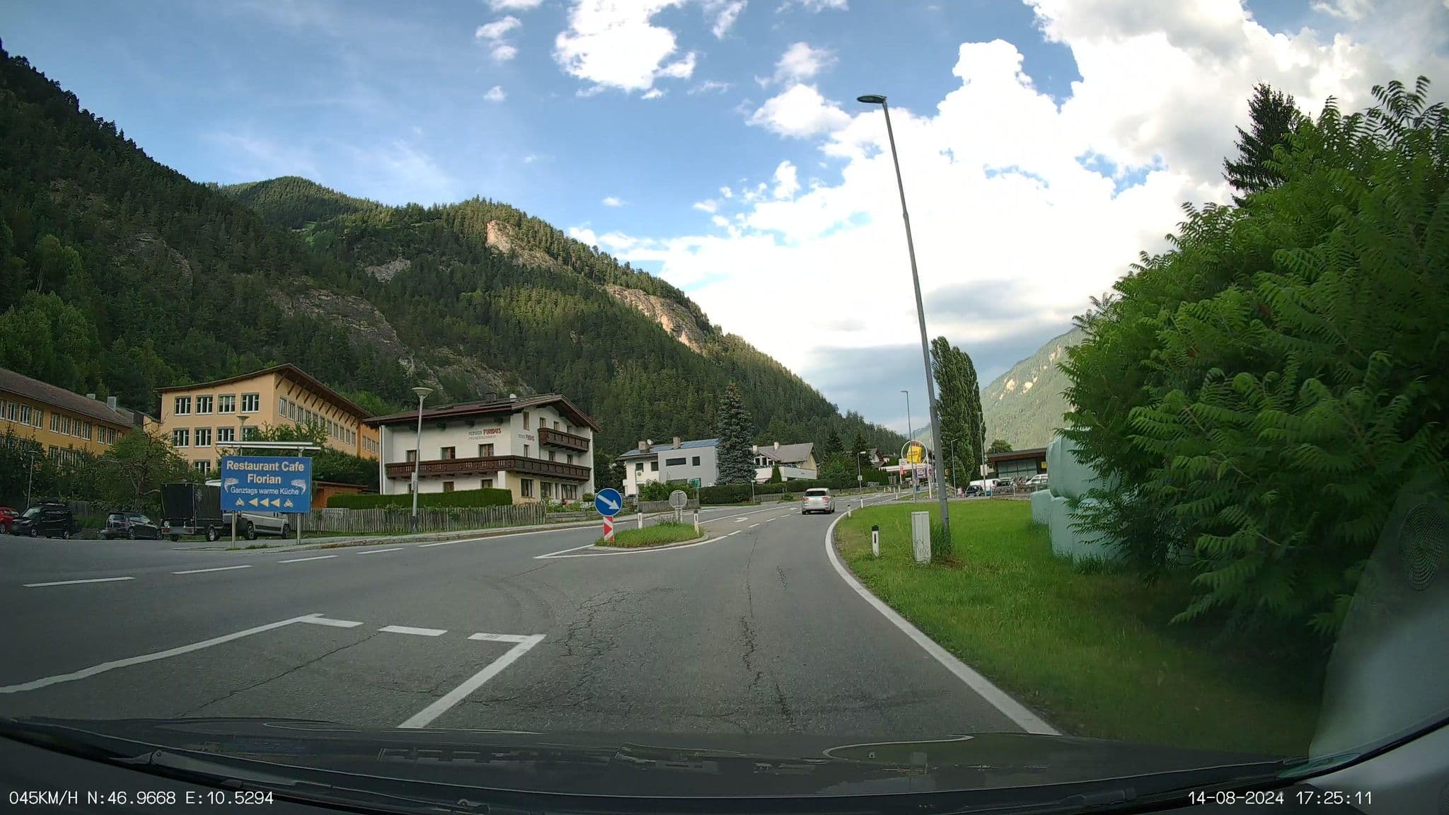 Street view near Ferienwohnungen s' Hoamatl Pfunds, Pfunds — © heetENkoel (CC BY-SA · Mapillary)