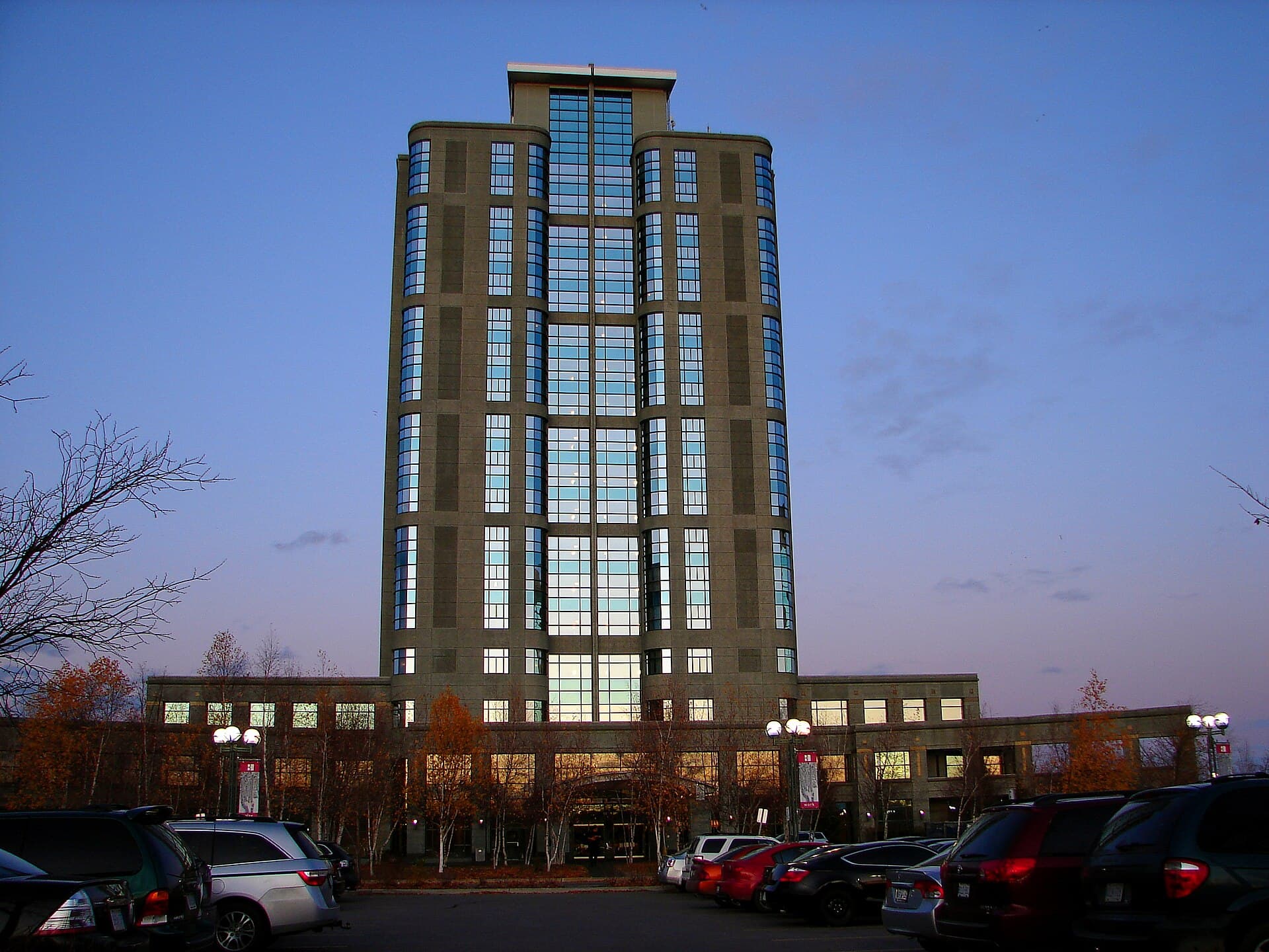 Brookstreet Hotel (via Wikimedia Commons, CC BY-SA 3.0)