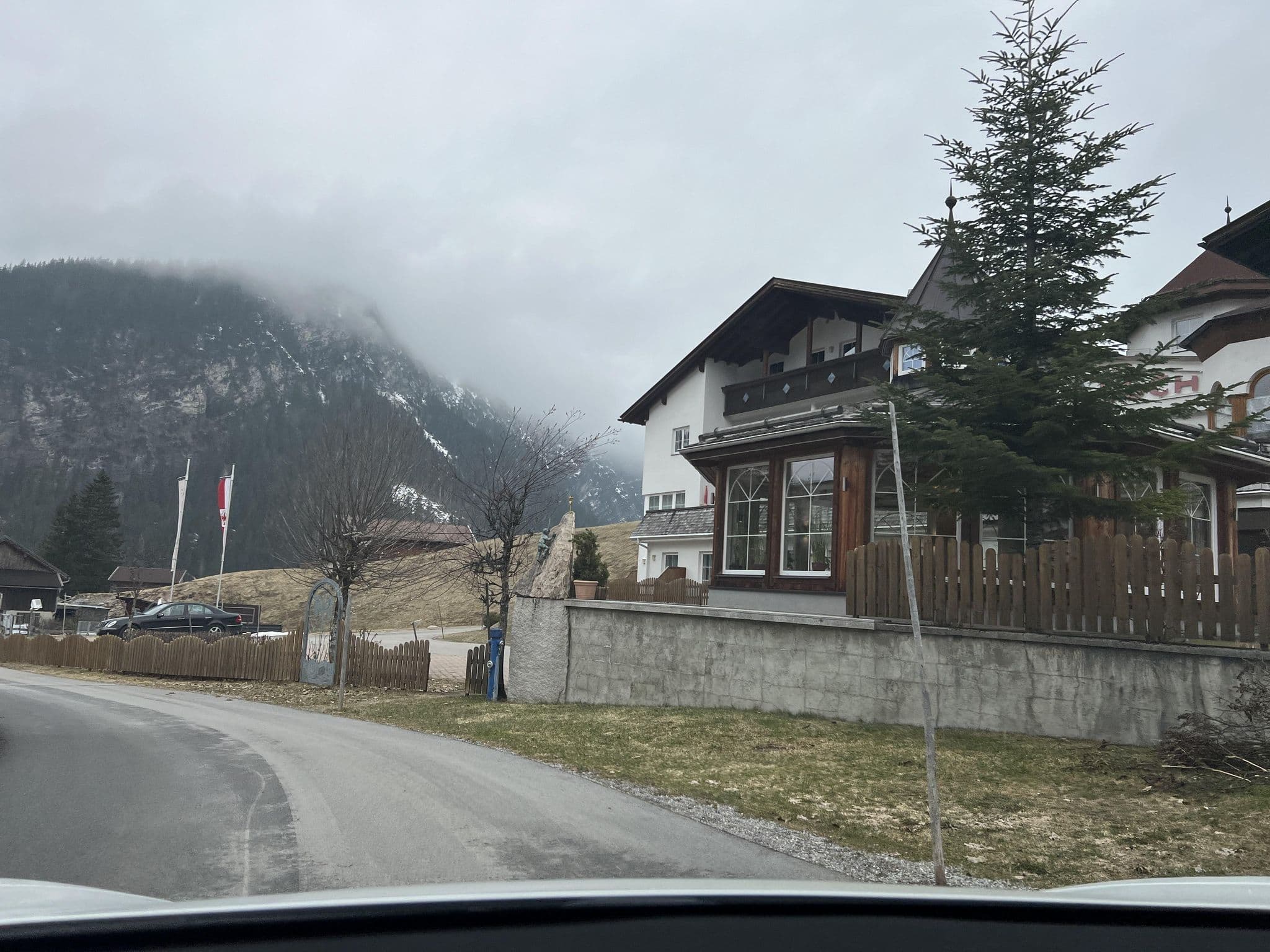 Street view near Elisabeth Besler, Weissenbach am Lech — © ottor (CC BY-SA · Mapillary)
