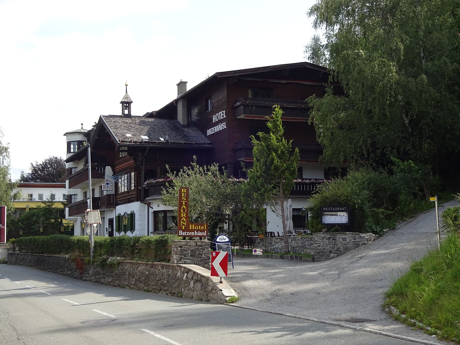 Hotel Batzenhäusl (via Wikimedia Commons, CC BY-SA 4.0)