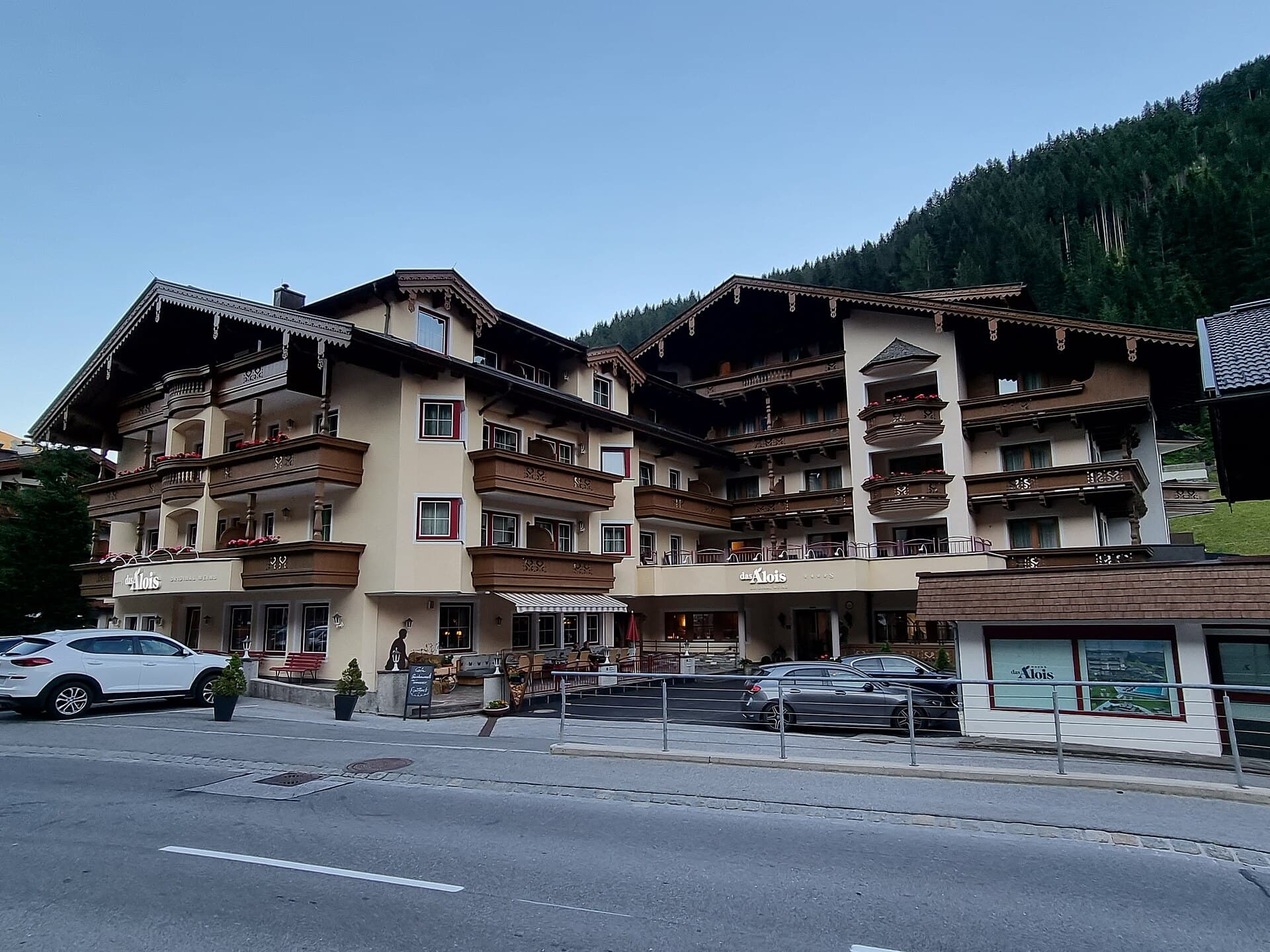 Sport Vital Hotel-Central (via Wikimedia Commons, CC BY-SA 3.0)