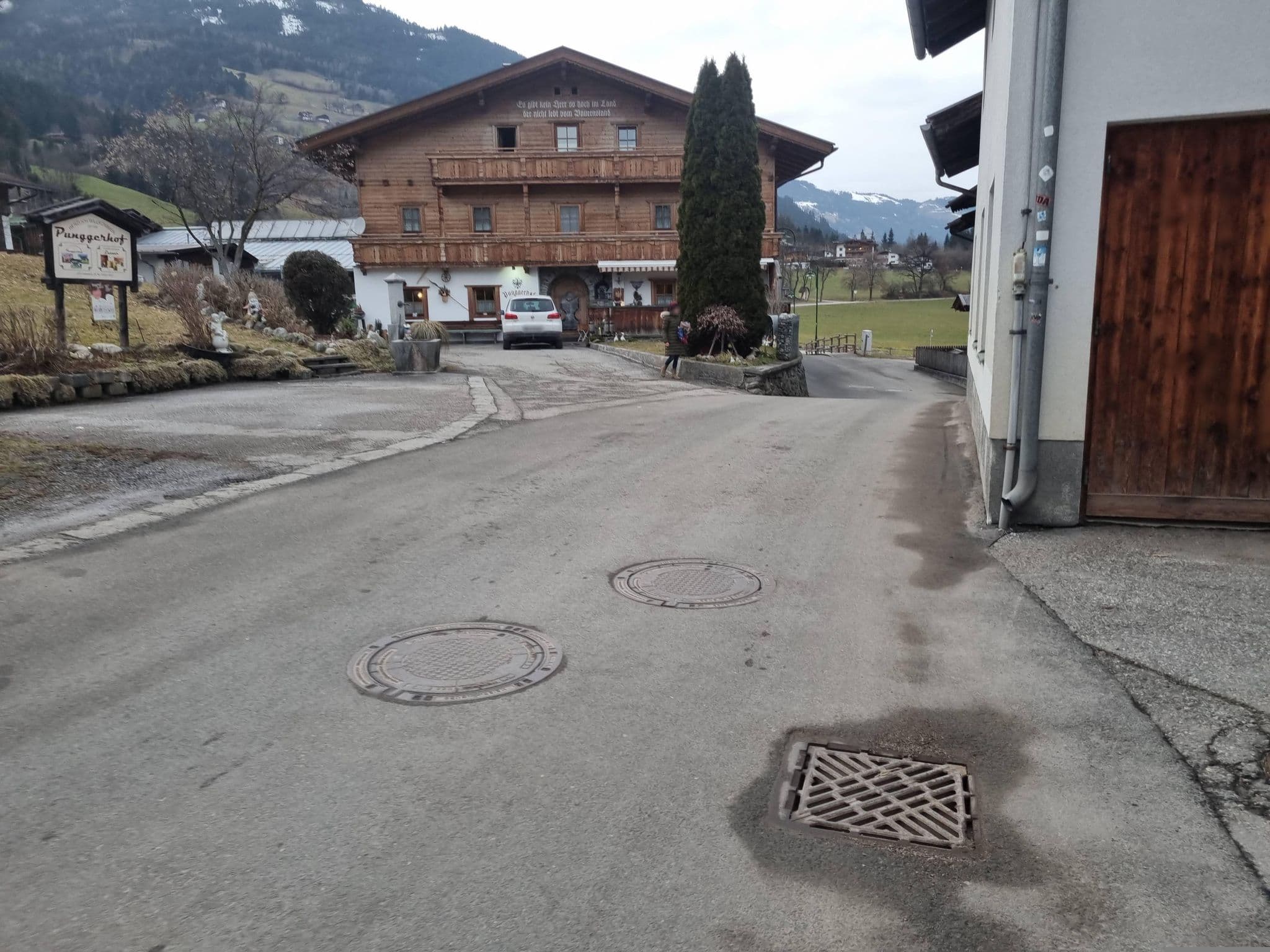 Street view near Ferienhof Untertrog, Ried im Zillertal — © dsmm (CC BY-SA · Mapillary)