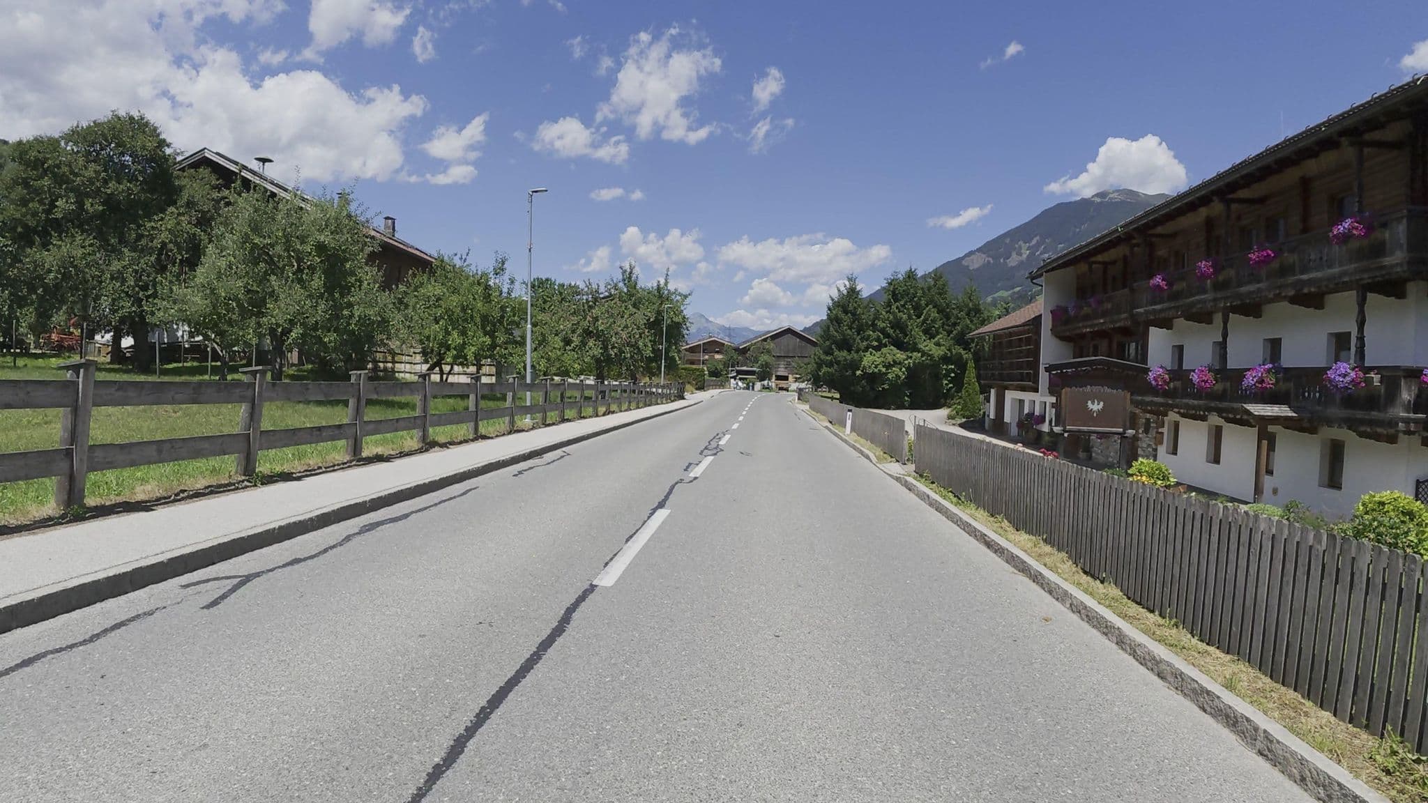 Street view near Bauernhof LedererHof, Aschau im Zillertal — © Guzzi_Franze (CC BY-SA · Mapillary)