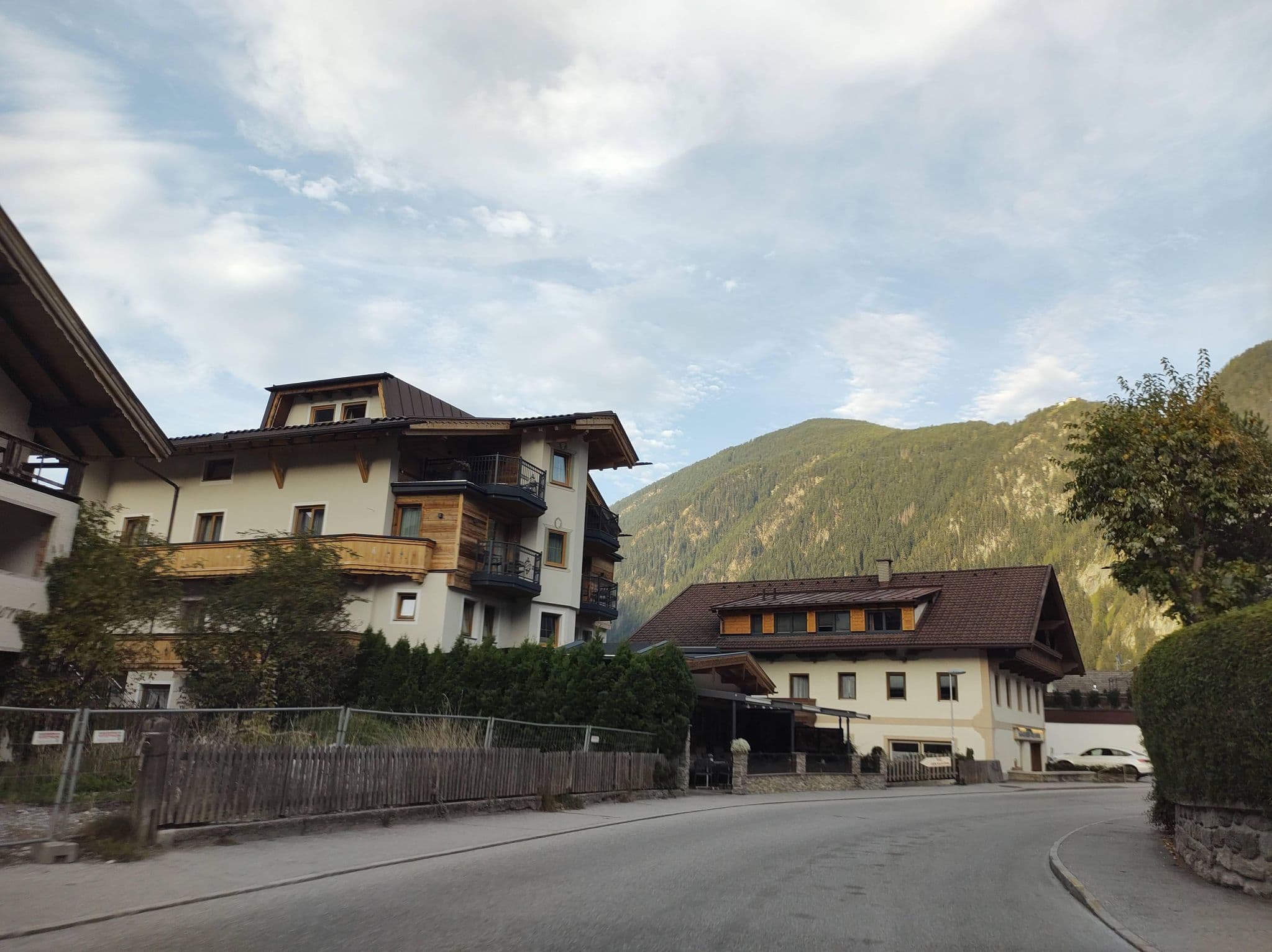 Street view near Gastehaus Vier Jahreszeiten, Mayrhofen — © thetornado76 (CC BY-SA · Mapillary)