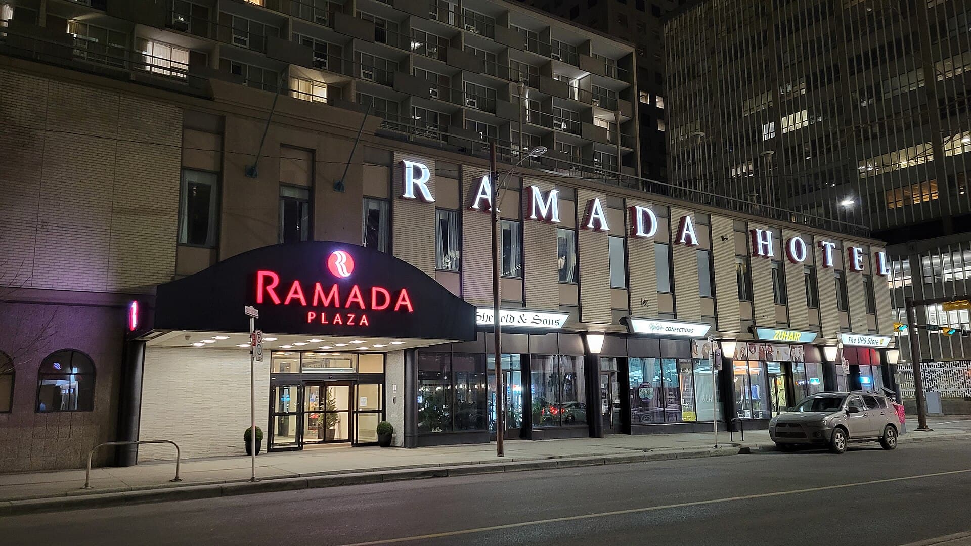 Ramada Plaza Calgary Downtown (via Wikimedia Commons, CC BY-SA 3.0)