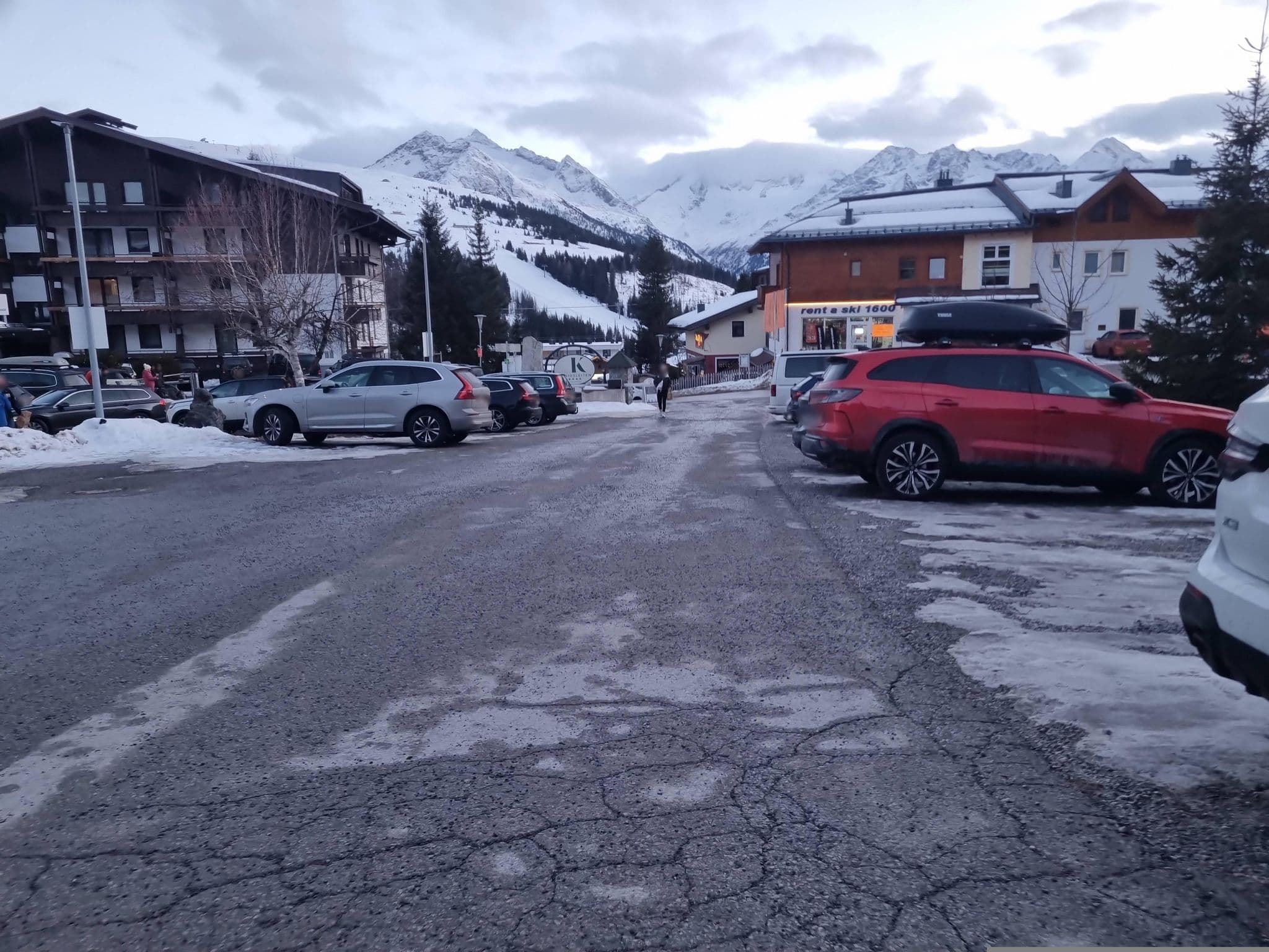 Street view near Hotel Castello Königsleiten, Neukirchen am Großvenediger — © dsmm (CC BY-SA · Mapillary)