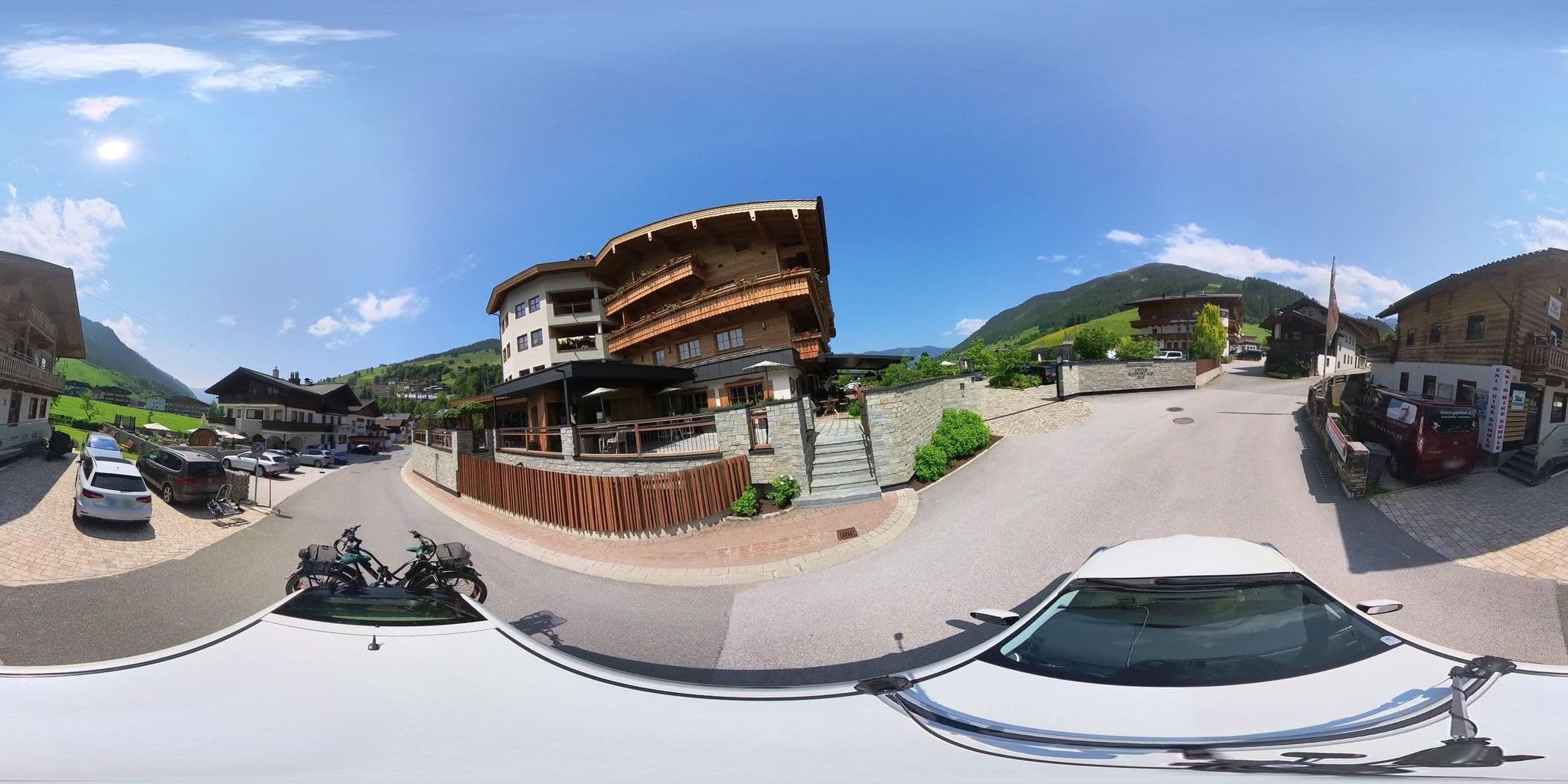 Street view near Hotel Unterschwarzachhof Saalbach-Hinterglemm, Hinterglemm — © osmplus_org (CC BY-SA · Mapillary)