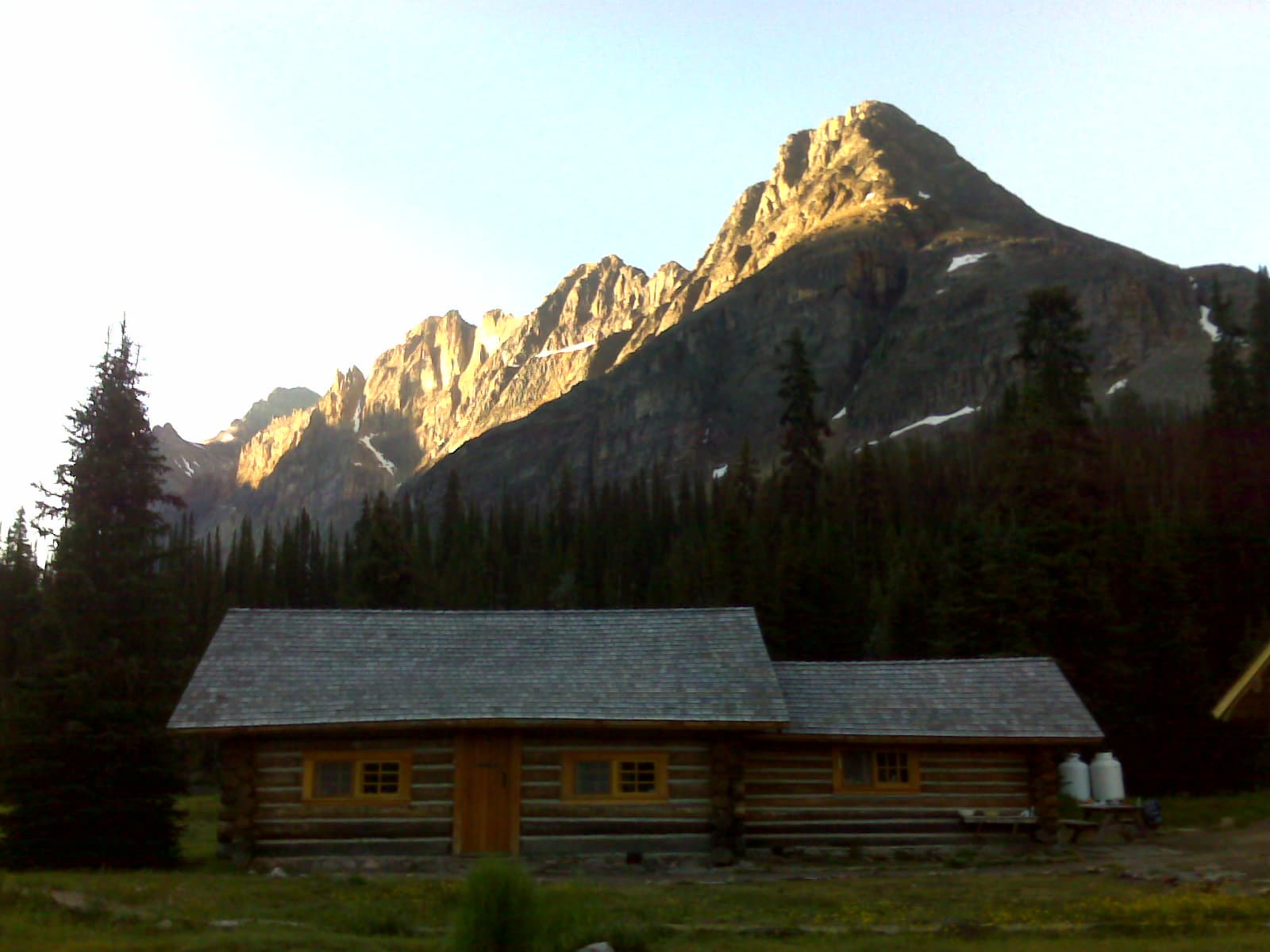 Elizabeth Parker Hut (via Wikimedia Commons, CC BY-SA 3.0)