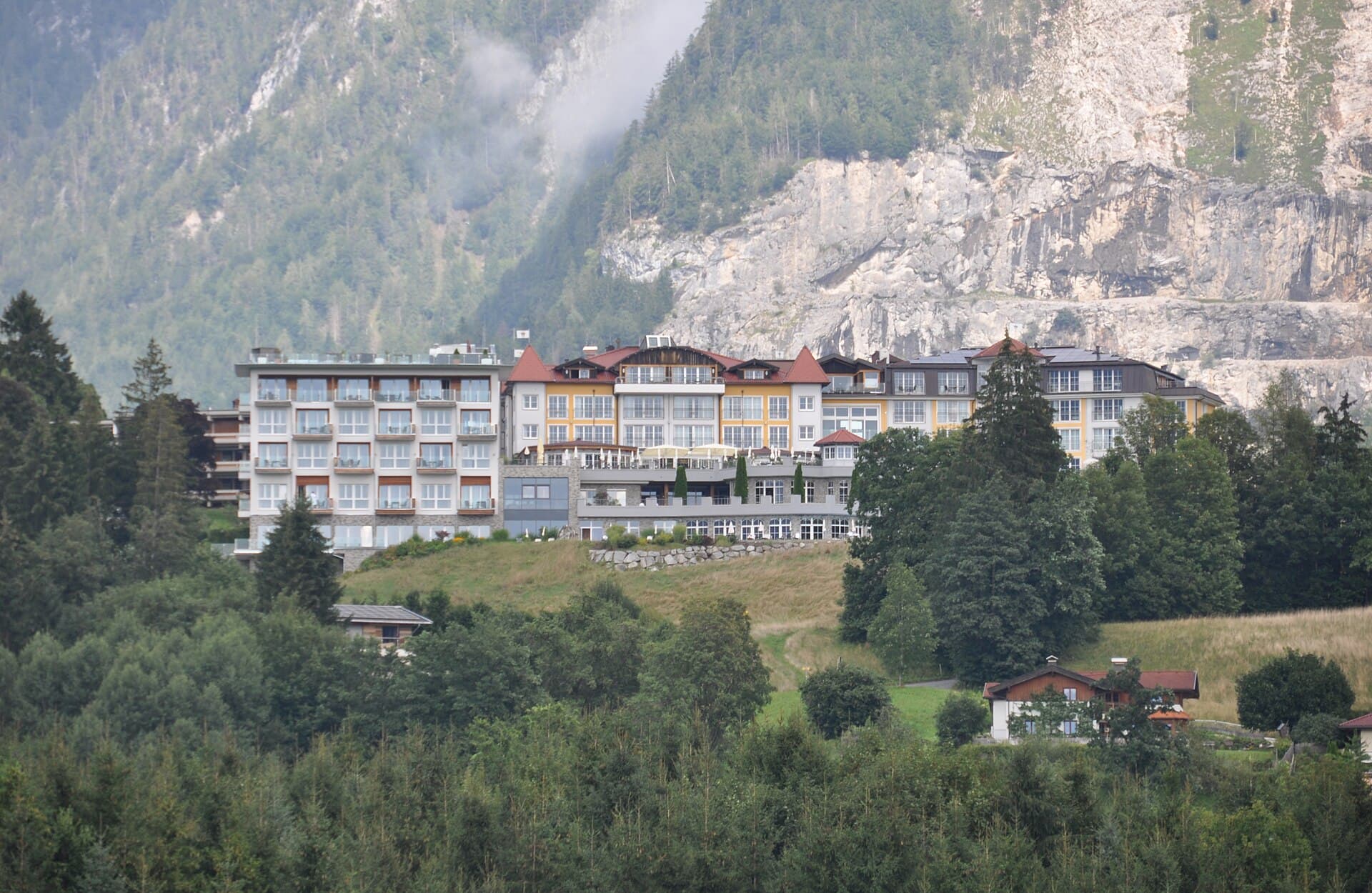 Panorama Royal Hotel (via Wikimedia Commons, CC BY-SA 4.0)