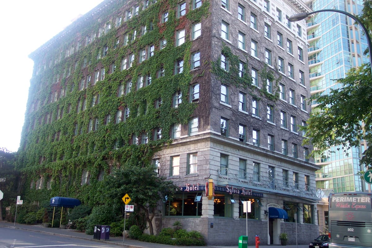 Sylvia Hotel (via Wikimedia Commons, CC BY-SA 3.0)