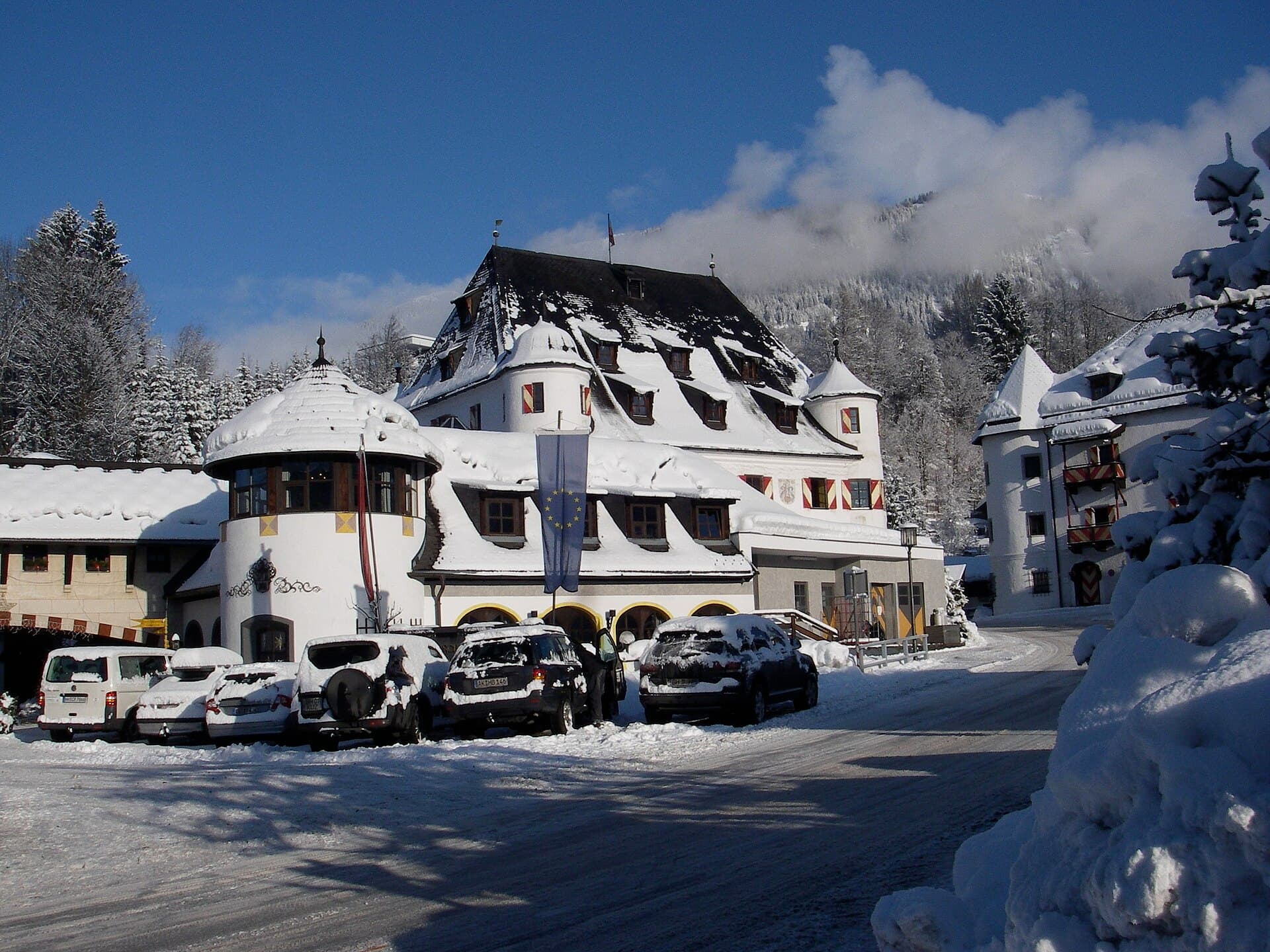 Family Hotel Schloss Rosenegg (via Wikimedia Commons, CC BY 2.0)