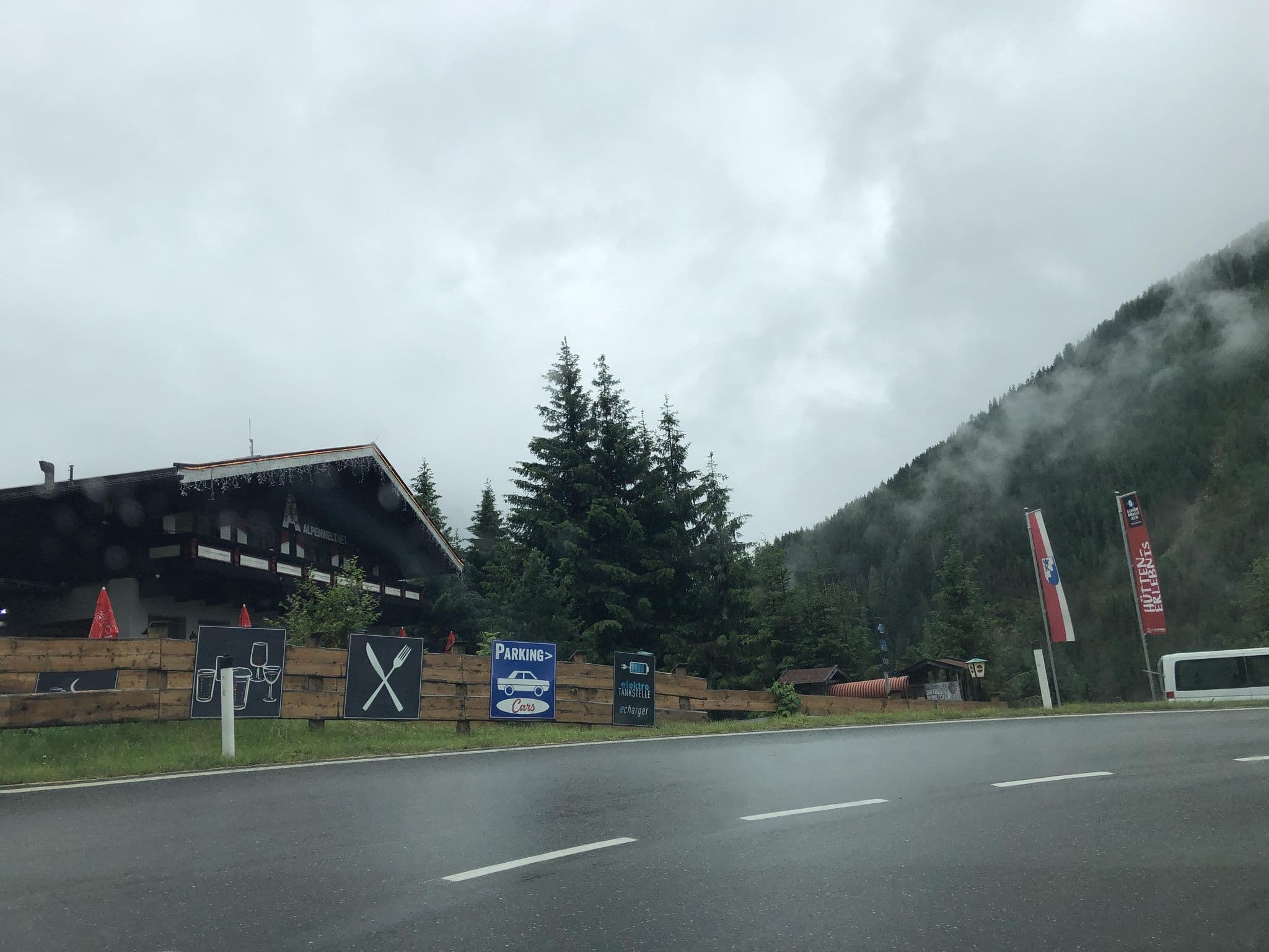 Street view near Schönmoosalm Hotel, Neukirchen am Großvenediger — © peterleth (CC BY-SA · Mapillary)