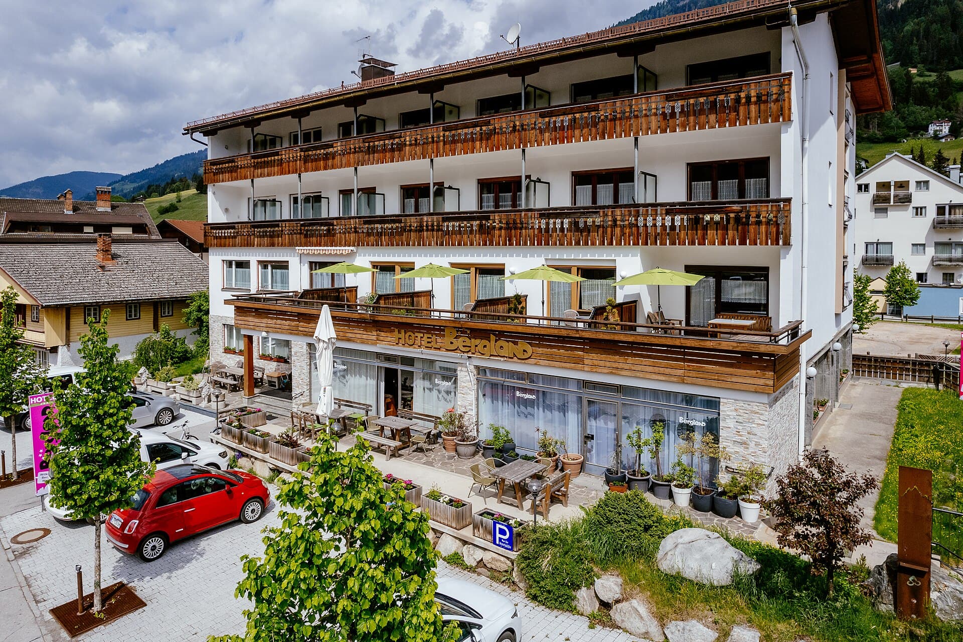 Hotel Bergland (via Wikimedia Commons, CC BY-SA 4.0)