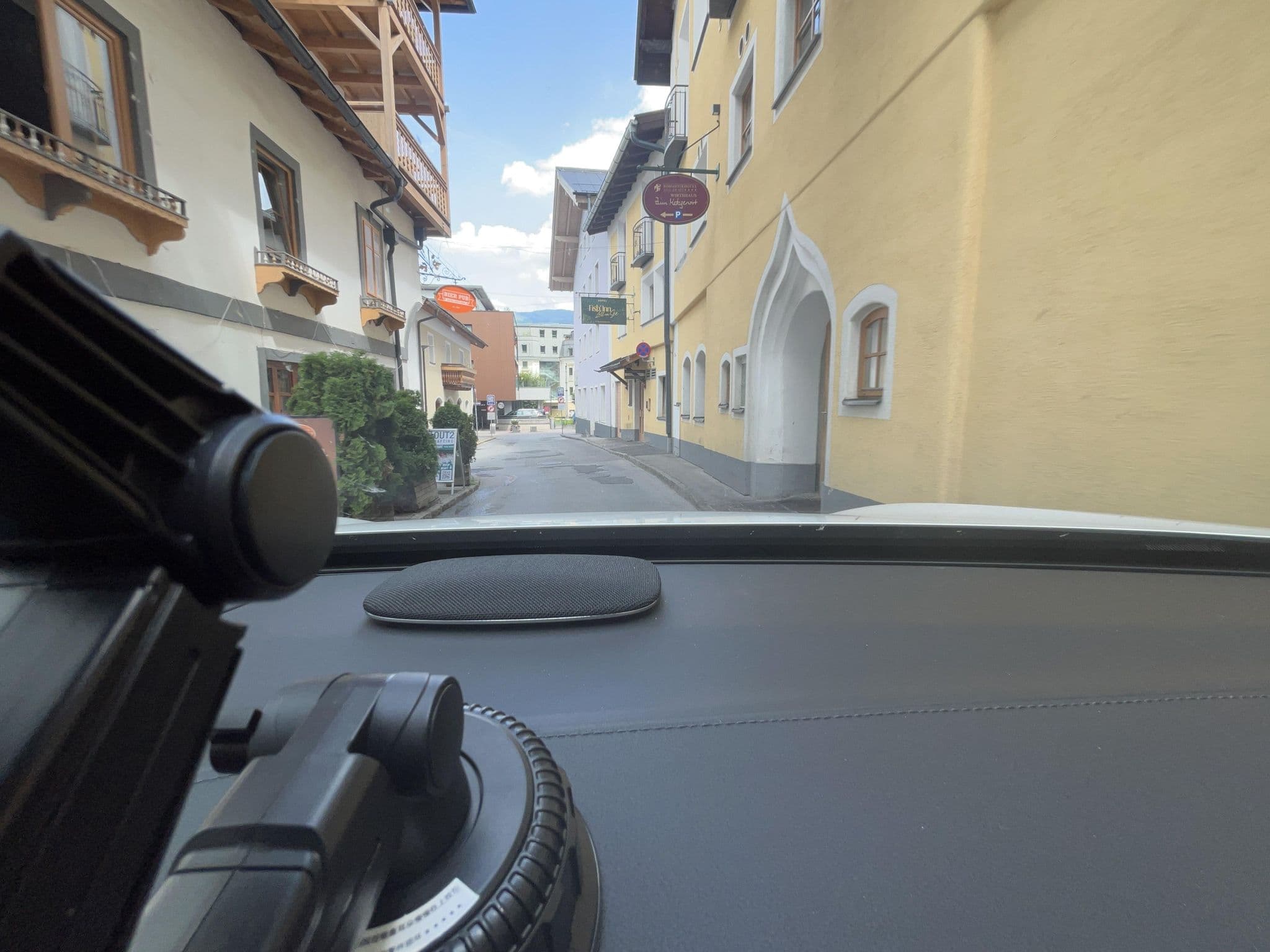 Street view near Hörl Hotelbetriebs GmbH, Zell am See — © lin_wang (CC BY-SA · Mapillary)