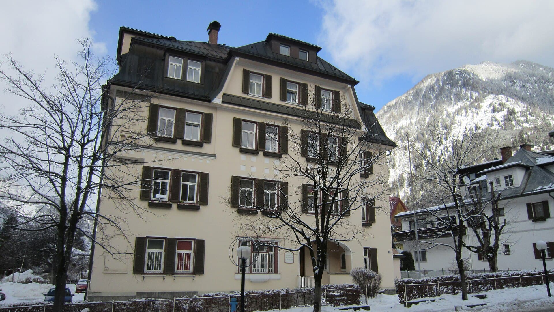 Rheinischer Hof Mädcheninternat (via Wikimedia Commons, CC BY-SA 3.0 at)