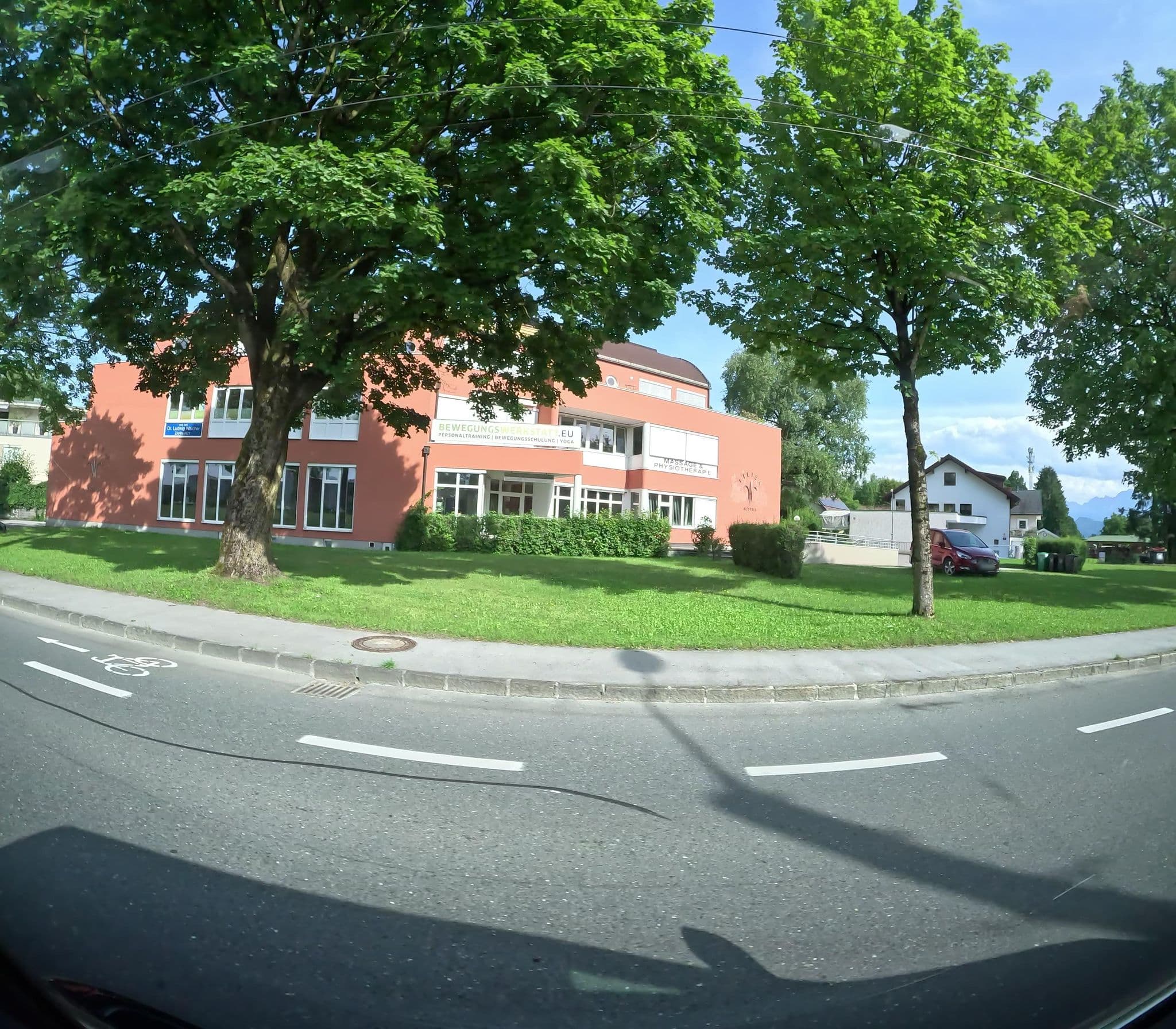 Street view near Lilien Austria GmbH - Porzellan für Hotel und Gastronomie, Salzburg — © erias (CC BY-SA · Mapillary)
