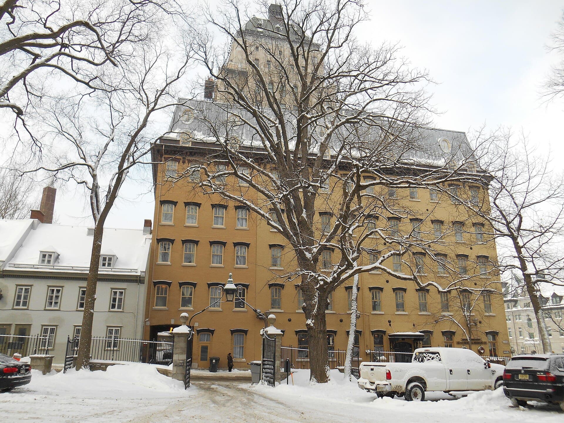 Hotel Clarendon (via Wikimedia Commons, CC BY-SA 3.0)