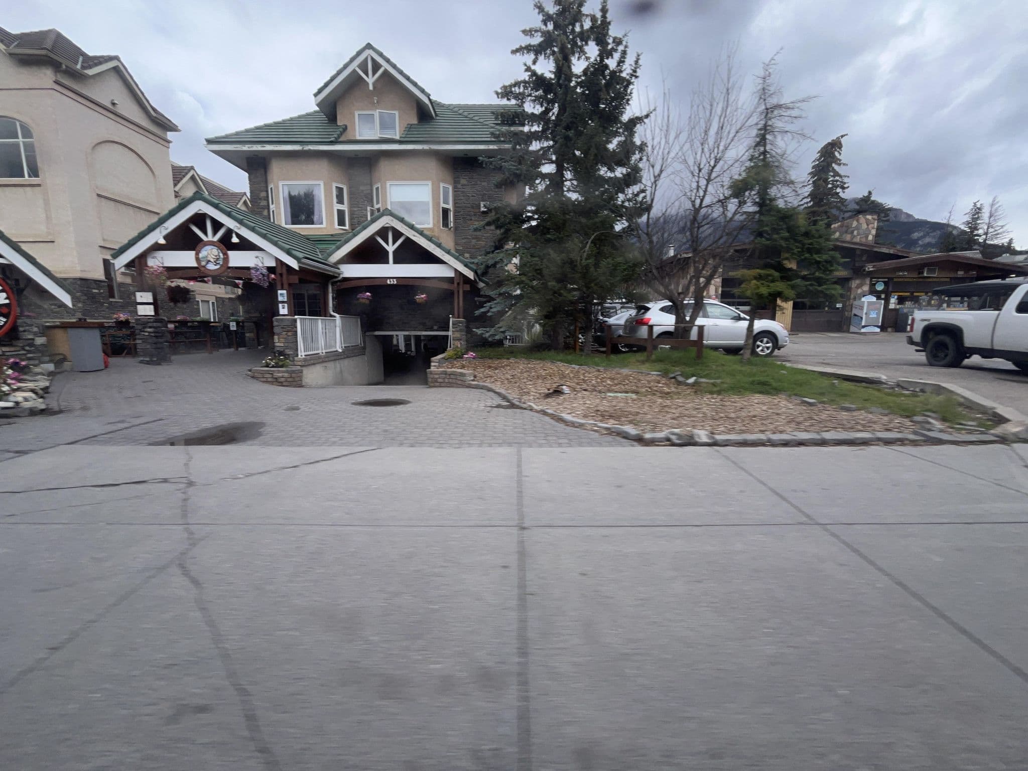 Street view near Samesun Banff Backpakers Lodge, Banff