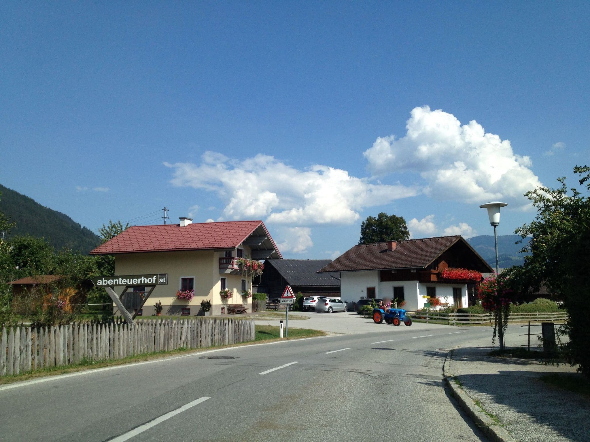 Street view near Abenteuerhof - Familie Schiefer, Haus im Ennstal — © istefanos (CC BY-SA · Mapillary)