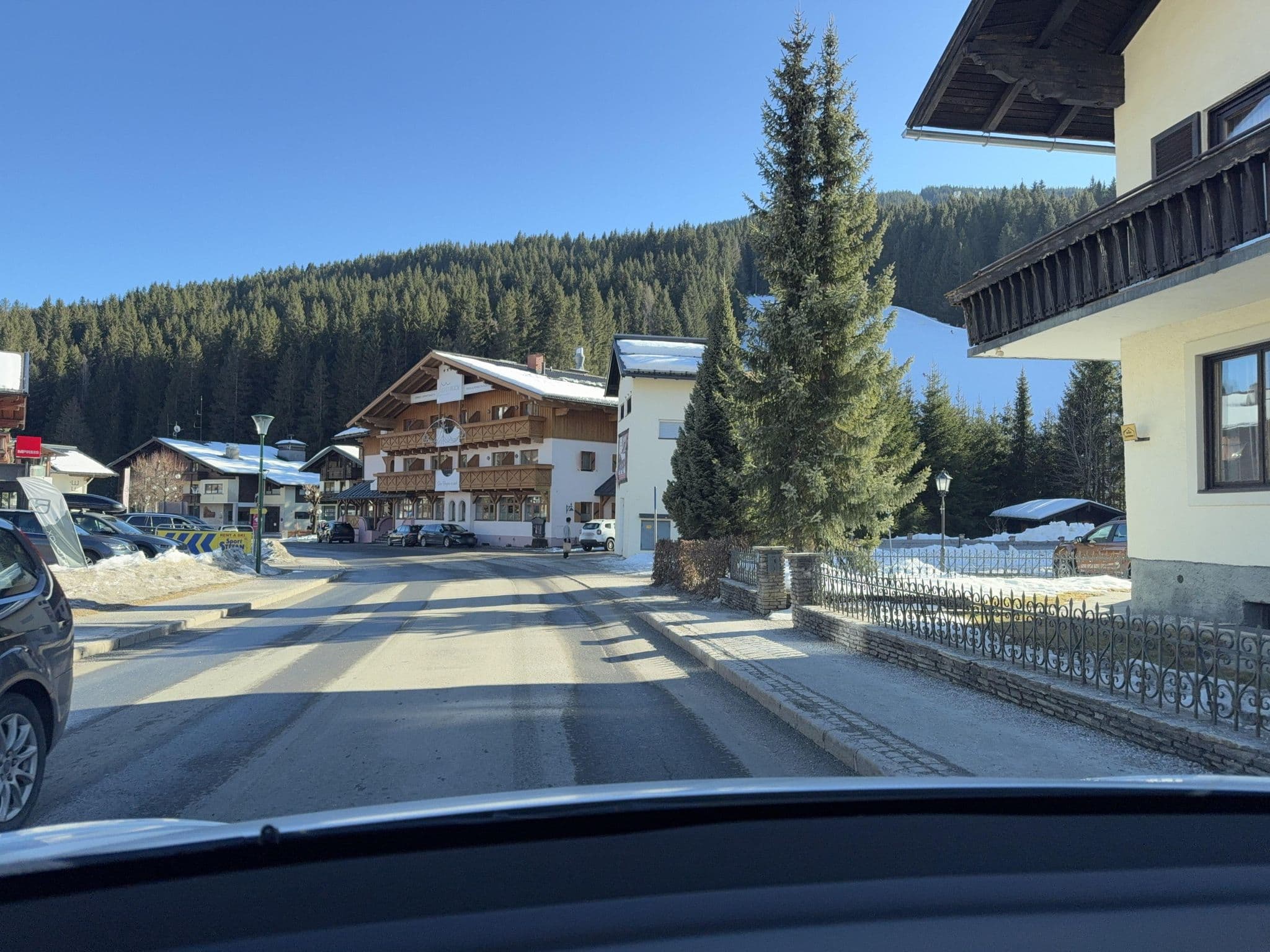 Street view near Ernst und Herta Schörghofer Gasthof Weinpreß Filzmoos, Radstadt — © ottor (CC BY-SA · Mapillary)