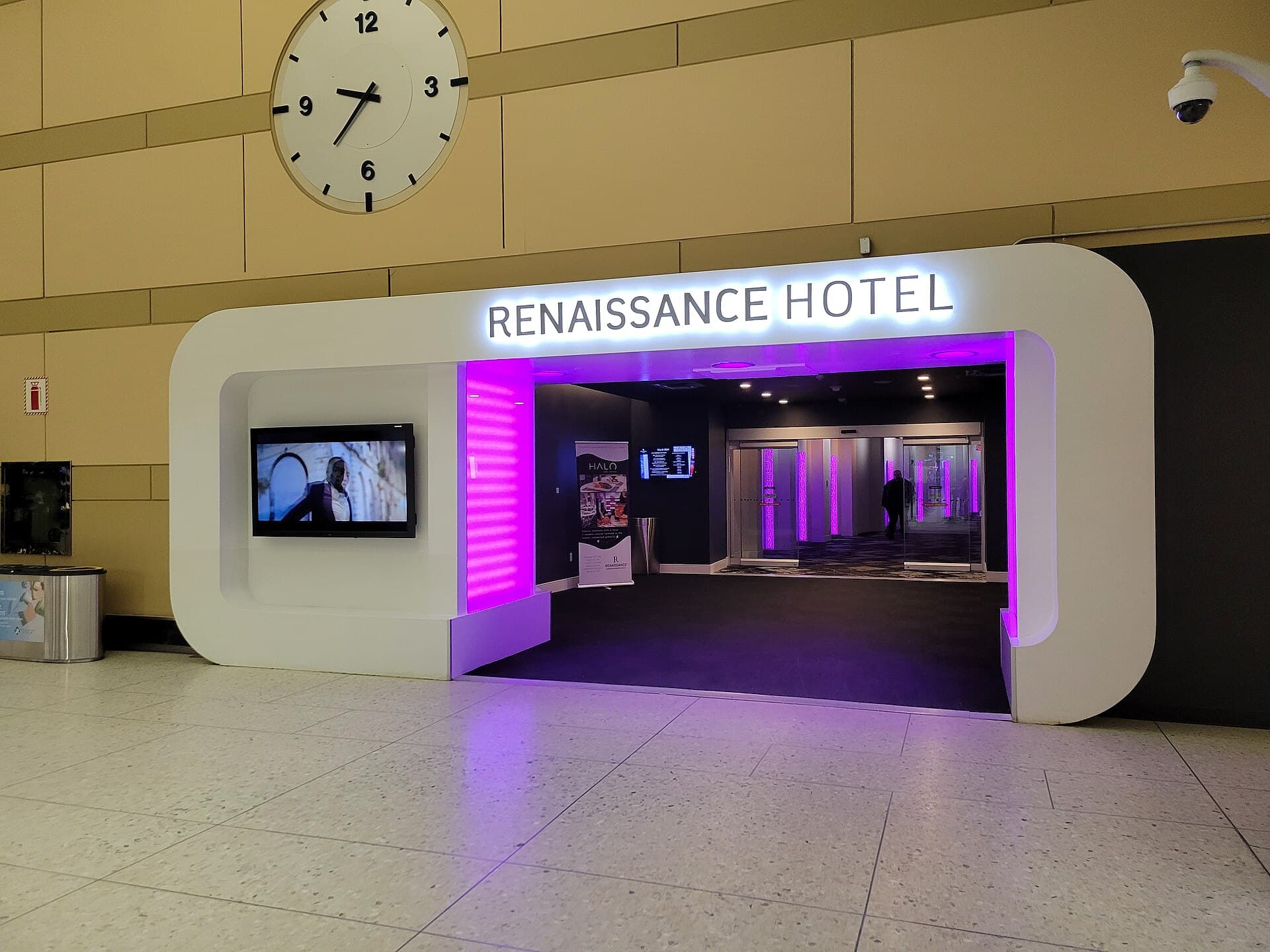 Renaissance Edmonton Airport Hotel (via Wikimedia Commons, CC BY-SA 3.0)