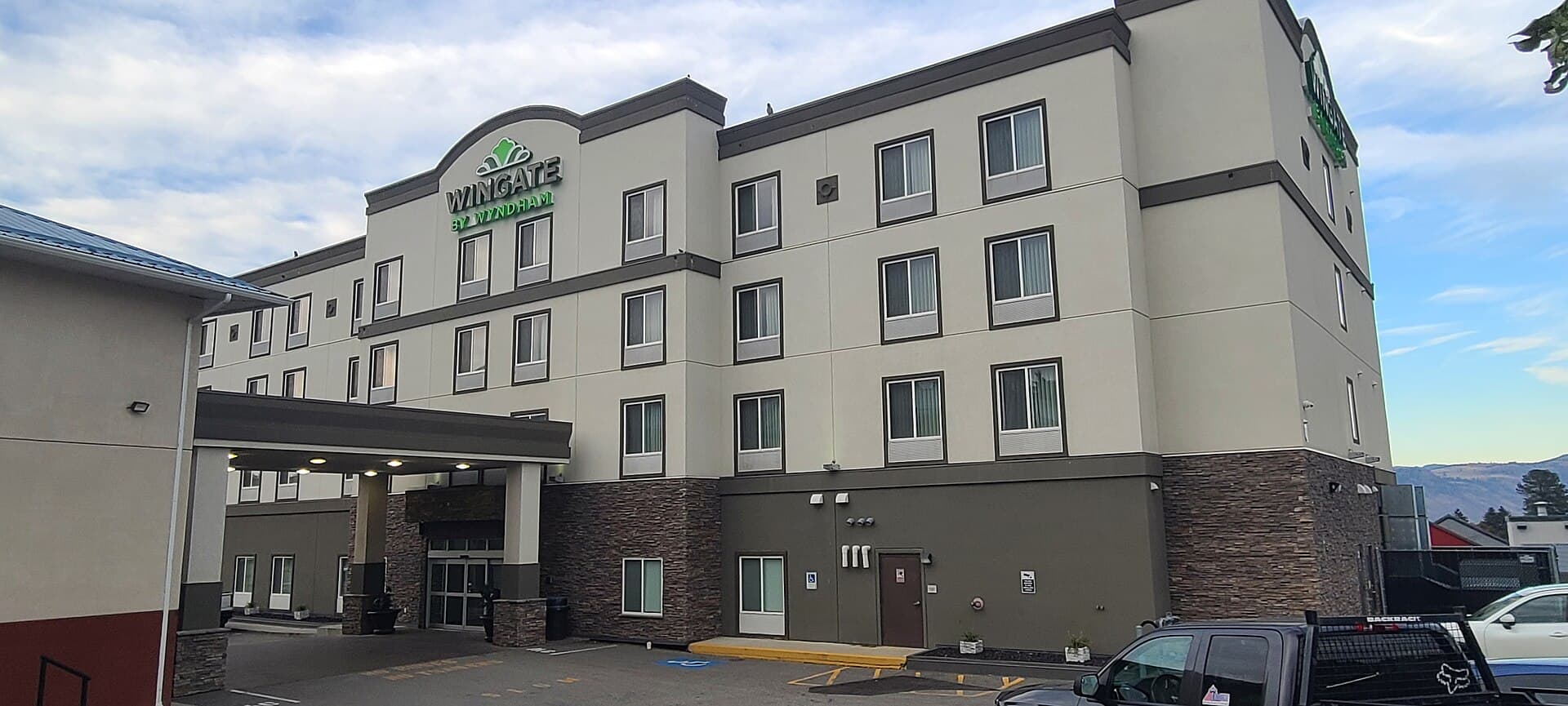 Wingate by Wyndham Kamloops (via Wikimedia Commons, CC BY-SA 3.0)