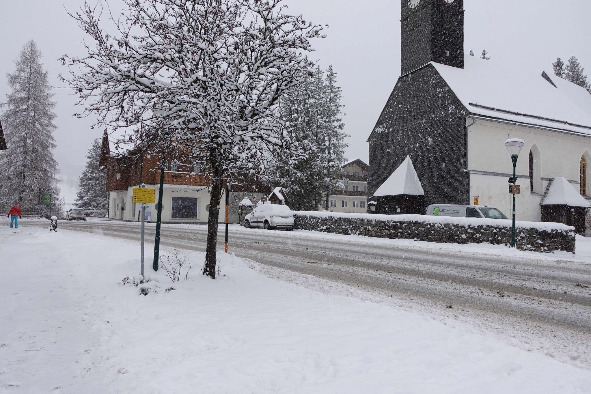Street view near Ferienwohnungen und Gasthof Kulmwirt, Ramsau am Dachstein — © rogrue (CC BY-SA · Mapillary)