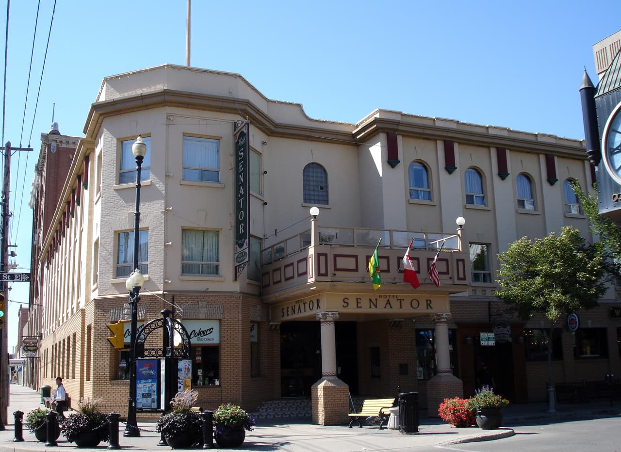Hotel Senator (via Wikimedia Commons, CC BY-SA 3.0)