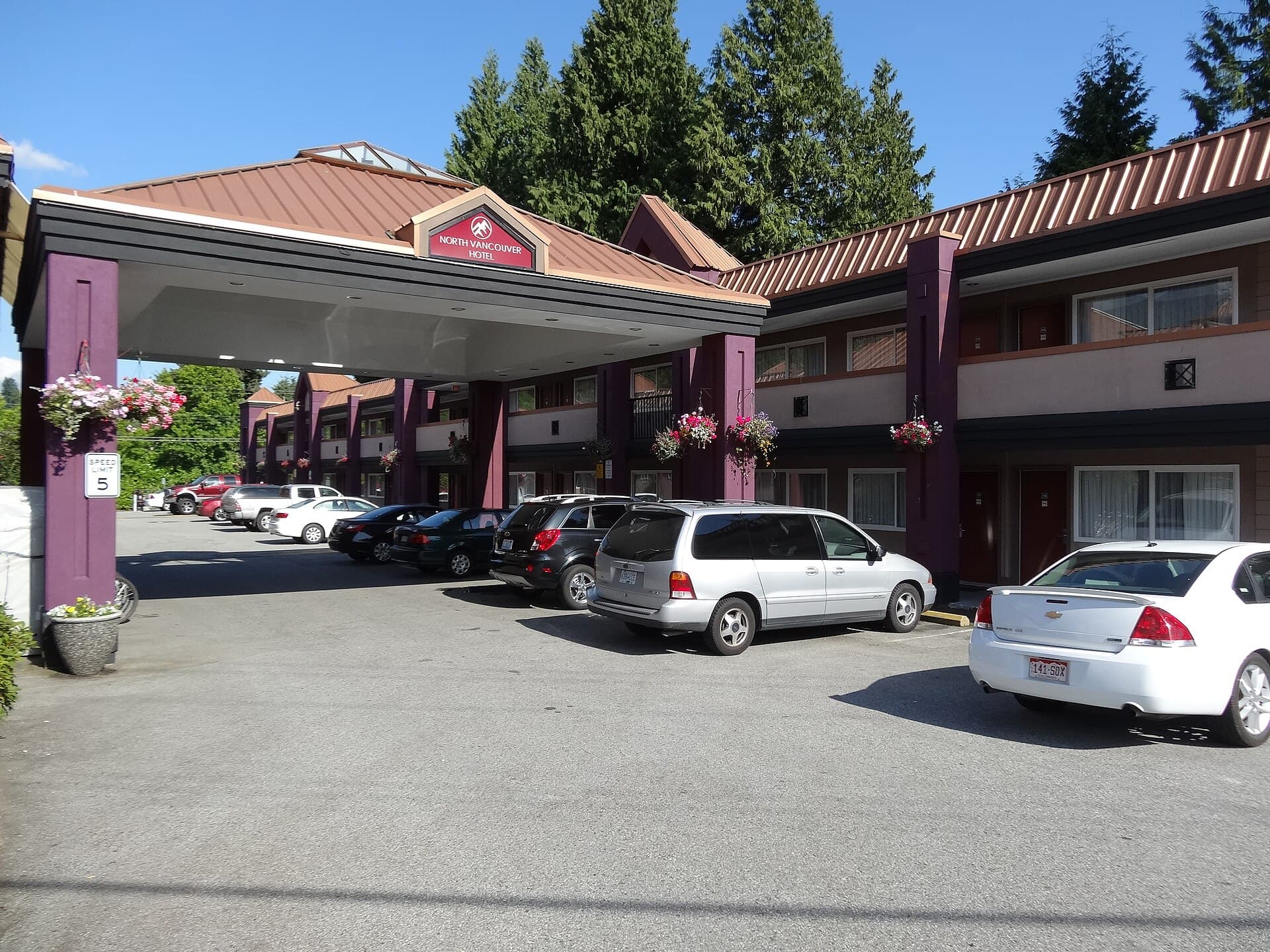 Econo Lodge Inn & Suites - North Vancouver (via Wikimedia Commons, CC BY-SA 3.0)