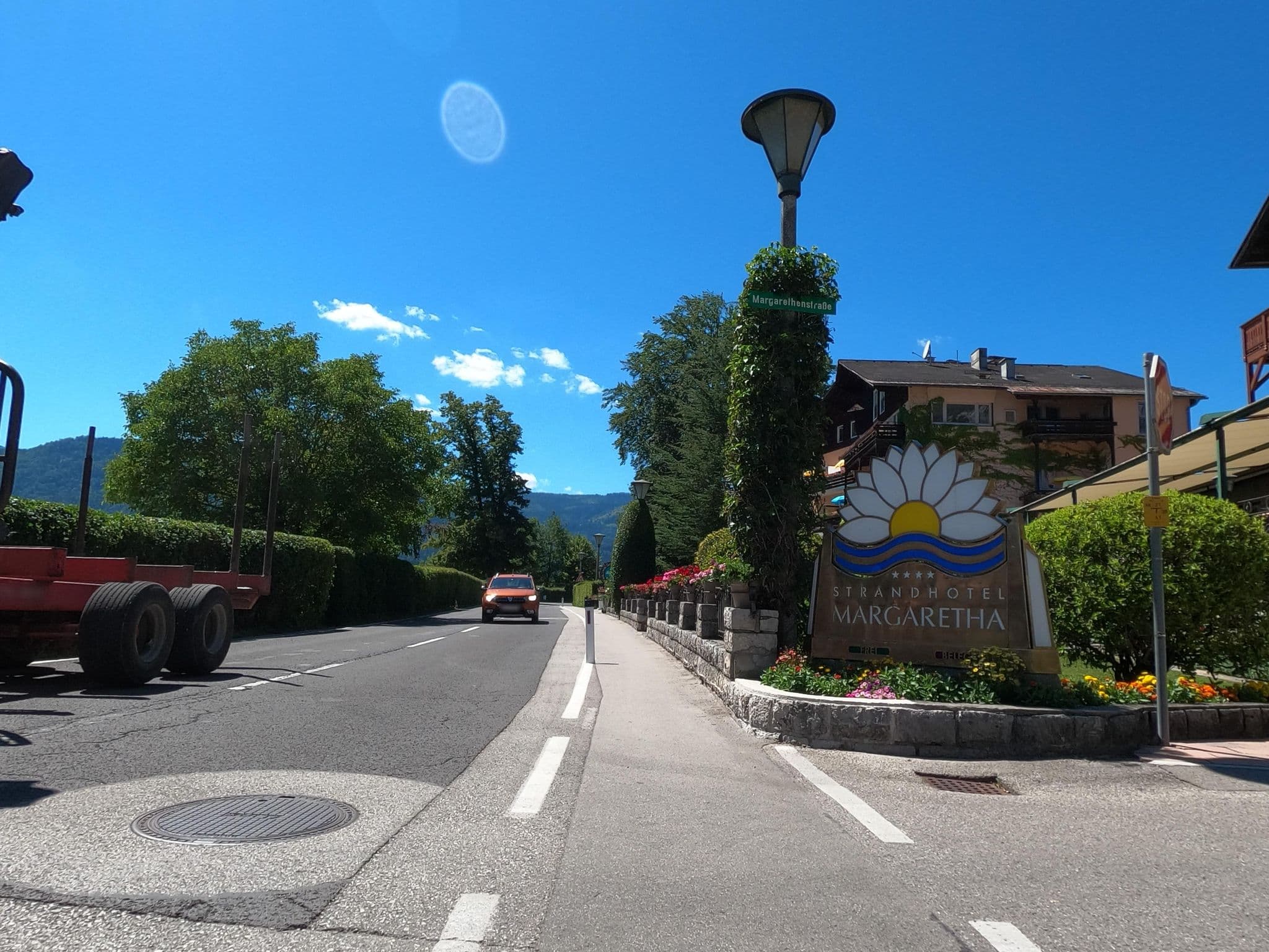Street view near Strandhotel Margaretha St. Wolfgang, Sankt Wolfgang im Salzkammergut — © Langfahrer (CC BY-SA · Mapillary)