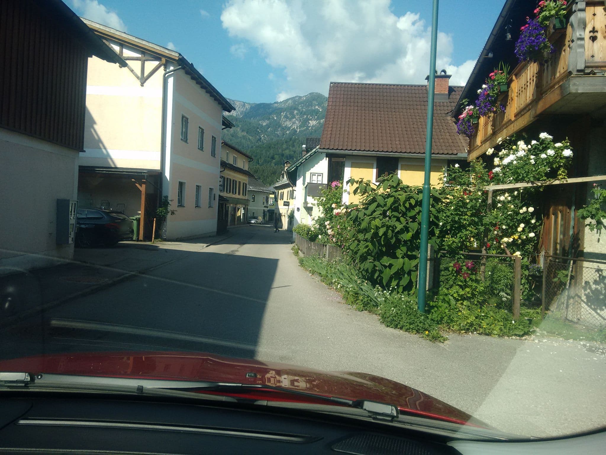 Street view near room 2️⃣2️⃣8️⃣🎉, Bad Goisern — © gzin (CC BY-SA · Mapillary)