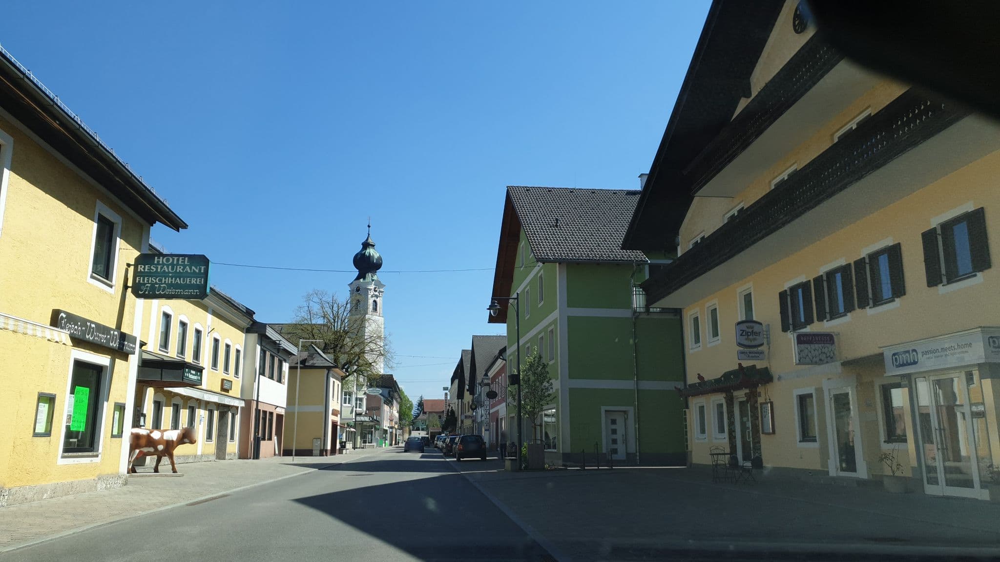 Street view near Hotel-Restaurant Weismann A u R, Sankt Georgen im Attergau — © manuek (CC BY-SA · Mapillary)
