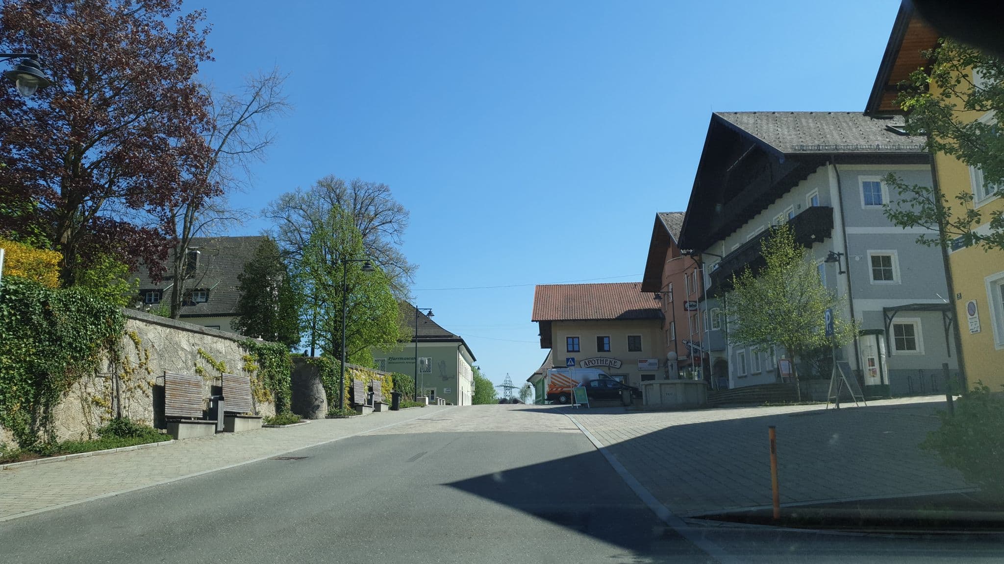 Street view near Hotel-Gasthof Baumann, Sankt Georgen im Attergau — © manuek (CC BY-SA · Mapillary)