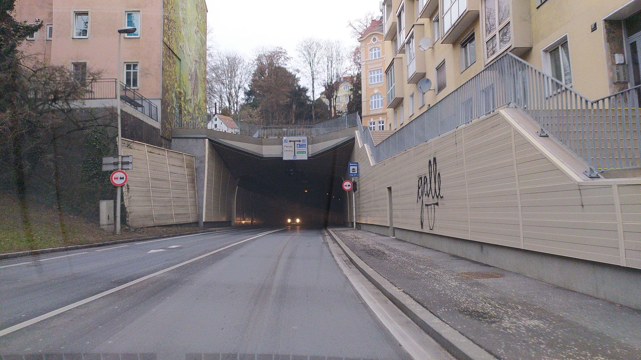 Street view near Linz Panorama, Linz — © suriv (CC BY-SA · Mapillary)