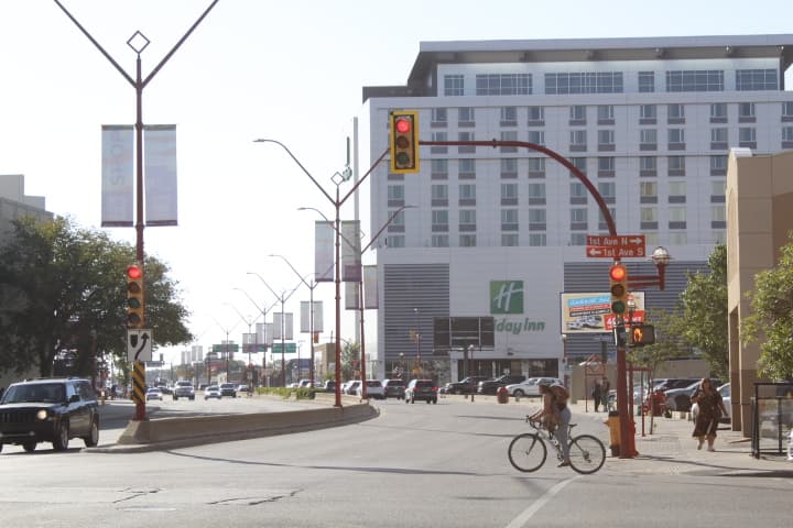 Holiday Inn Saskatoon Downtown (via Wikimedia Commons, CC BY-SA 4.0)