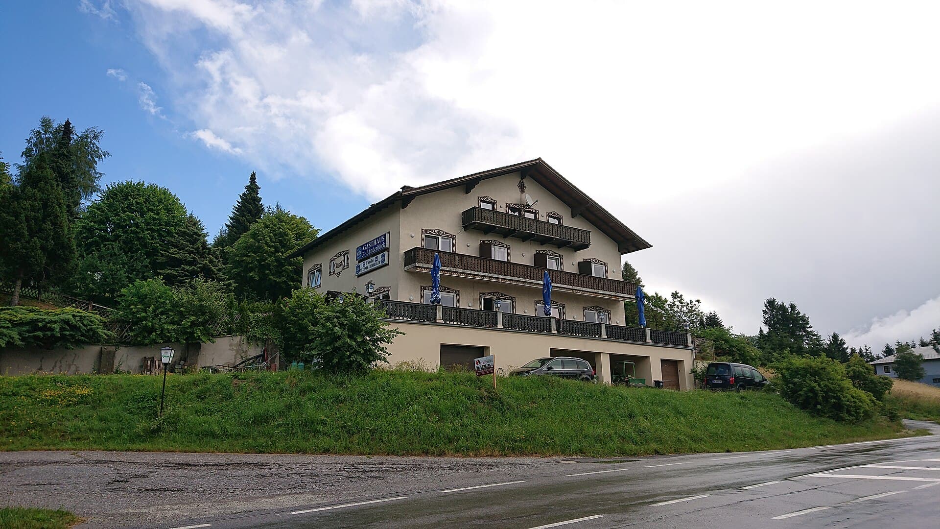 Gasthaus 3-Länderblick Müllner-Rehberger (via Wikimedia Commons, CC BY-SA 4.0)