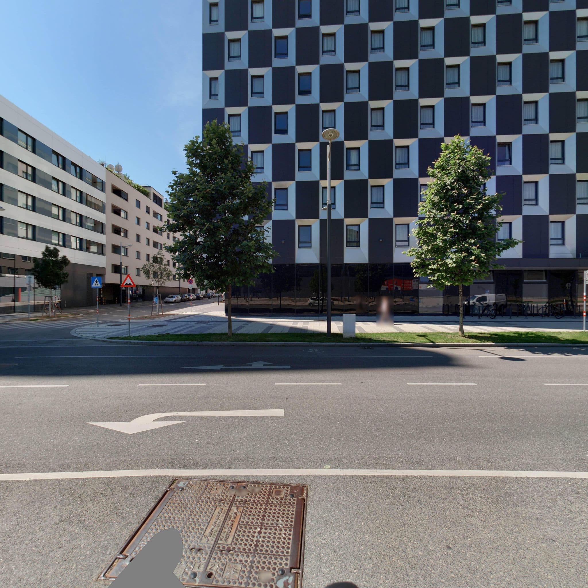 Street view near Leonardo Hotel, Margareten — © eliasgander (CC BY-SA · Mapillary)