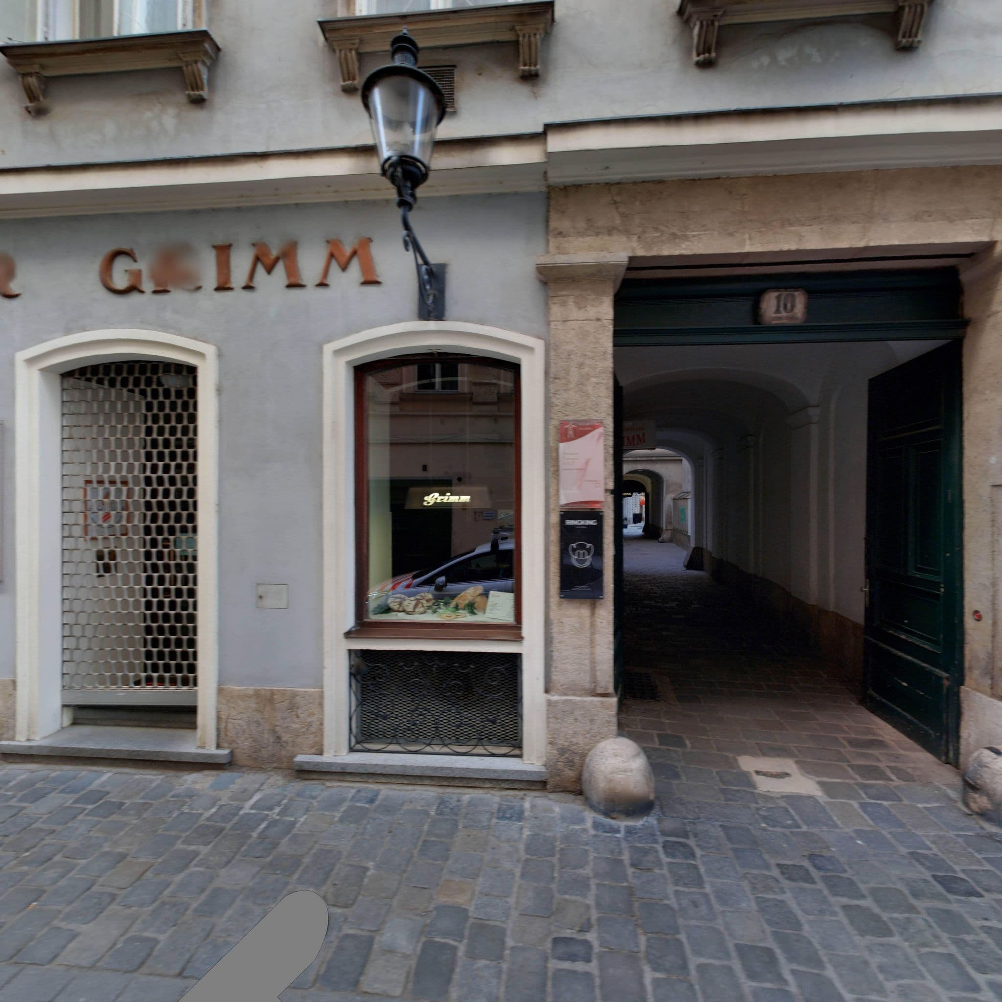 Street view near Christian Marc Dimopoulos Bakk., Innere Stadt — © eliasgander (CC BY-SA · Mapillary)