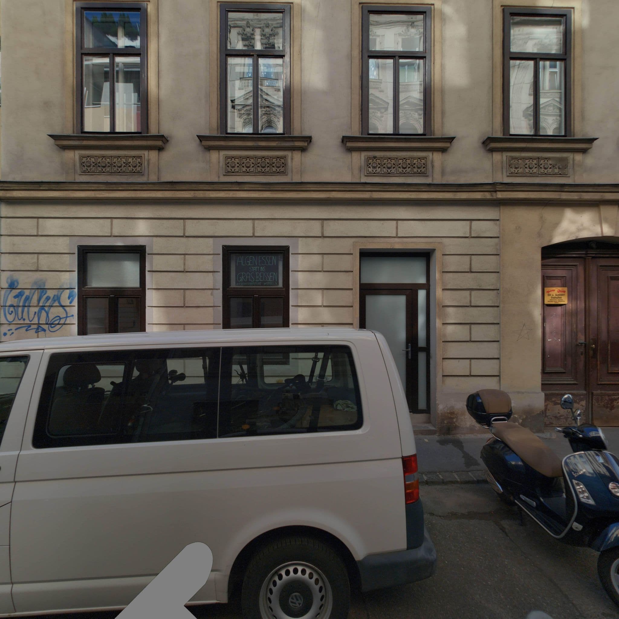 Street view near Die Brillantengrundküche der Dämmerung, Neubau — © eliasgander (CC BY-SA · Mapillary)