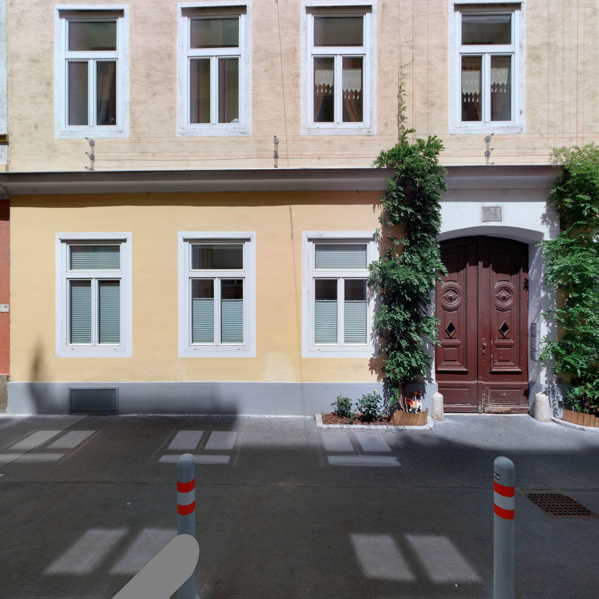 Street view near Luisa Chen, Mariahilf — © eliasgander (CC BY-SA · Mapillary)