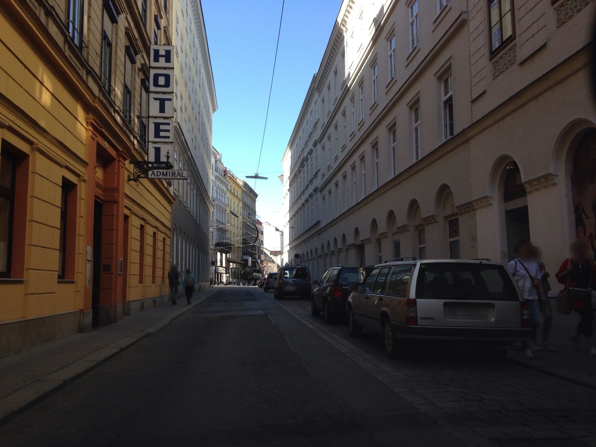 Street view near Juventus Hotelbetriebs- und Handels-, Neubau — © istefanos (CC BY-SA · Mapillary)