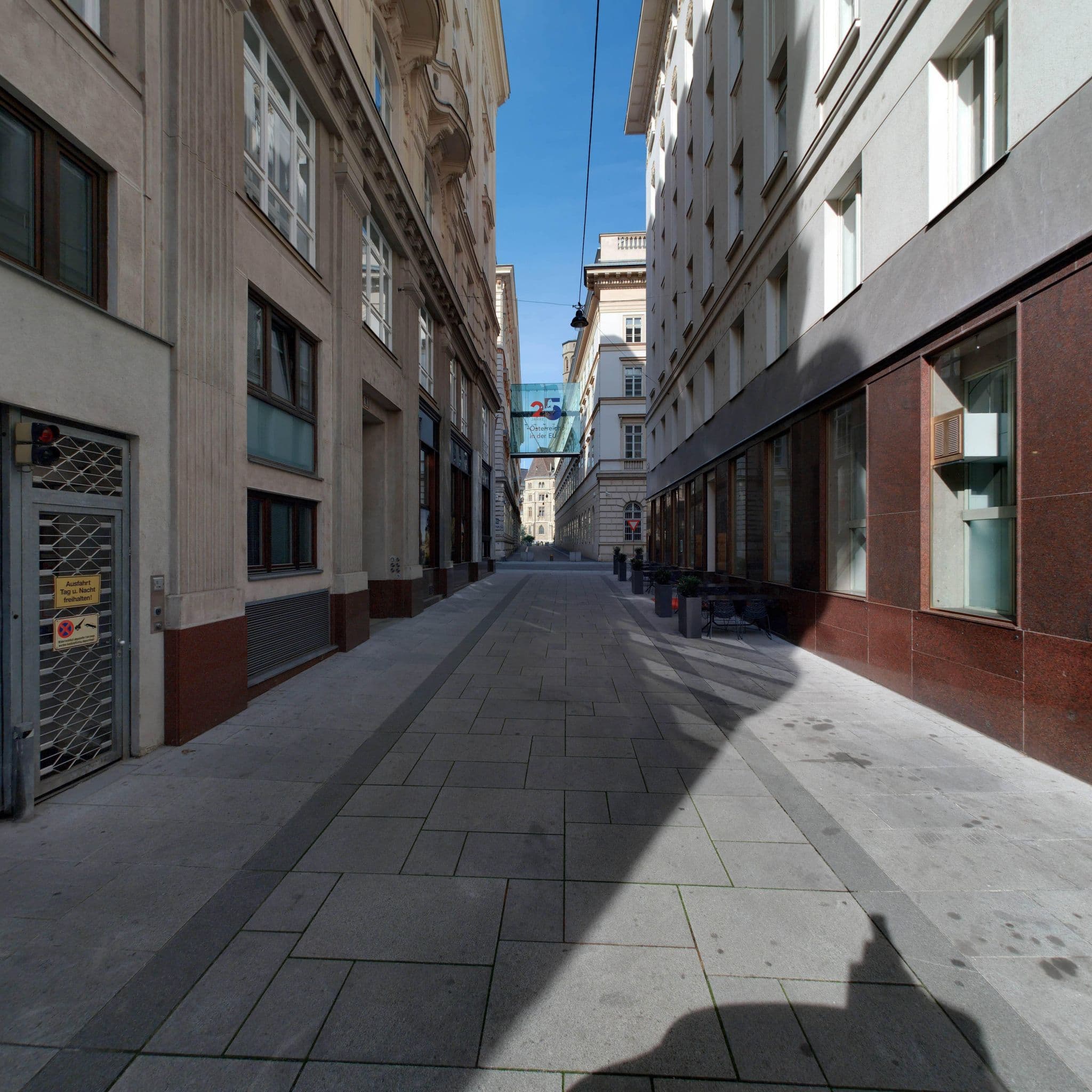 Street view near Béla Béla im Steigenberger Hotel Herrenhof, Innere Stadt — © eliasgander (CC BY-SA · Mapillary)